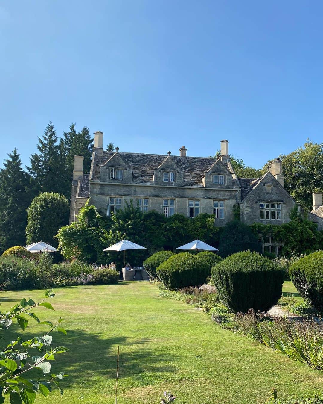 Yu-kiさんのインスタグラム写真 - (Yu-kiInstagram)「Memory of Cotswolds🇬🇧 同じイギリスでも全然違う建物ばかりでかわいい村がたくさん集まってるコッツウォルズ。去年のちょうど今頃の誕生日に泊まったホテルも最高によかった。海外に行くのもいいけど、都会を離れて静かで緑たくさんのイギリスのどこかの街に行くのもいい◎#cotswolds#uk」9月1日 5時19分 - yu_ki96