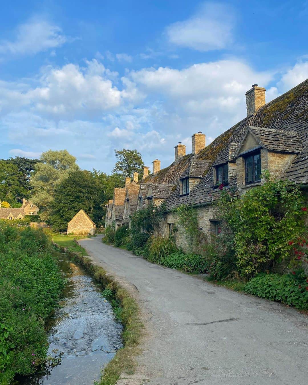 Yu-kiさんのインスタグラム写真 - (Yu-kiInstagram)「Memory of Cotswolds🇬🇧 同じイギリスでも全然違う建物ばかりでかわいい村がたくさん集まってるコッツウォルズ。去年のちょうど今頃の誕生日に泊まったホテルも最高によかった。海外に行くのもいいけど、都会を離れて静かで緑たくさんのイギリスのどこかの街に行くのもいい◎#cotswolds#uk」9月1日 5時19分 - yu_ki96