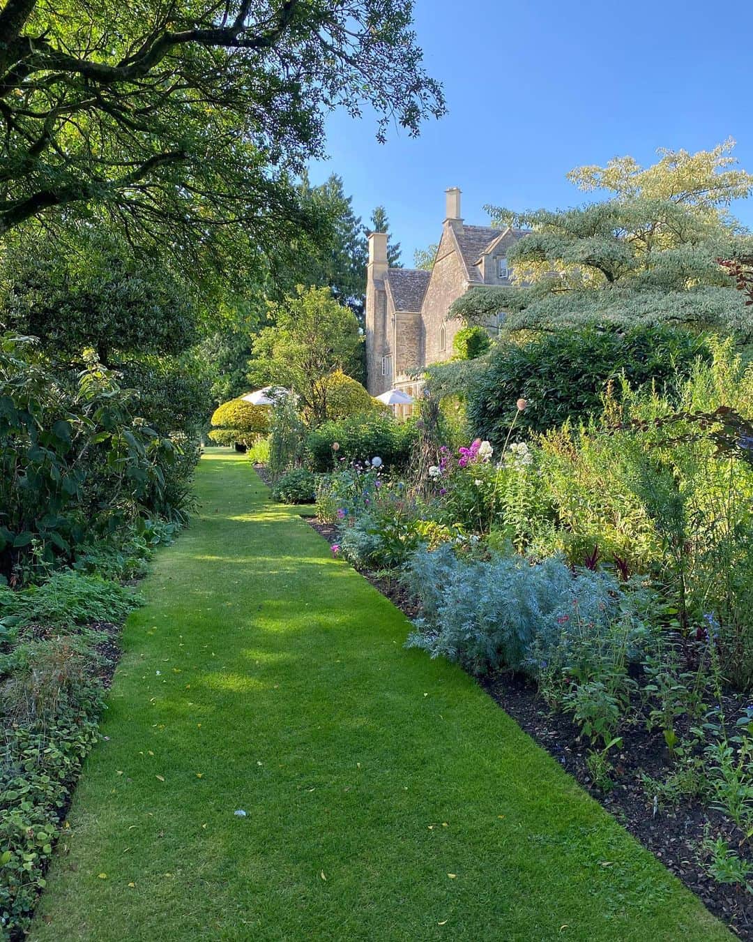 Yu-kiさんのインスタグラム写真 - (Yu-kiInstagram)「Memory of Cotswolds🇬🇧 同じイギリスでも全然違う建物ばかりでかわいい村がたくさん集まってるコッツウォルズ。去年のちょうど今頃の誕生日に泊まったホテルも最高によかった。海外に行くのもいいけど、都会を離れて静かで緑たくさんのイギリスのどこかの街に行くのもいい◎#cotswolds#uk」9月1日 5時19分 - yu_ki96