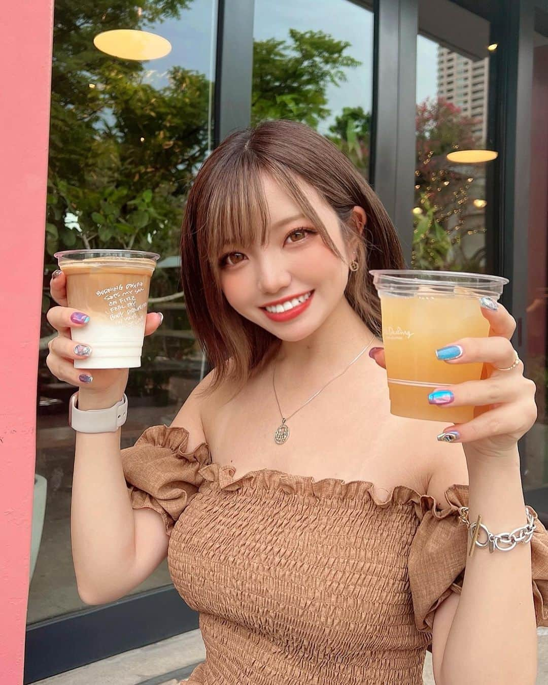 みきでりさんのインスタグラム写真 - (みきでりInstagram)「カフェラテだけだとお腹痛くなるからリンゴジュースも注文したよ☕️🌵🦩 📍 @share_green_minamiaoyama  ㅤ ㅤ めっちゃ素敵なカフェだったぁぁぁ💛 結構歩くけど、 その分敷地が広くて開放的✨✨ ㅤ ㅤ 植物屋さんとお花屋さんもあって 観葉植物大好きな私からしたら最高🪴 正輝はカフェでTシャツ買ってた😳笑  カフェにマンネリしてきた方は ぜひ散歩がてら行ってみてね👣  私たちは表参道から ちぃばすで100円でいったけど🚌💨❤️笑 ㅤ ㅤ ㅤ ㅤ ㅤ ㅤ #カフェ #カフェ巡り #南青山カフェ #乃木坂カフェ #都内カフェ #東京カフェ #カフェラテ #カフェ活 #マンネリ #ショートヘア #ボブ #フェイスフレーミング #インナーカラー #オフショル #骨格ストレート」9月1日 9時31分 - mikidelicious