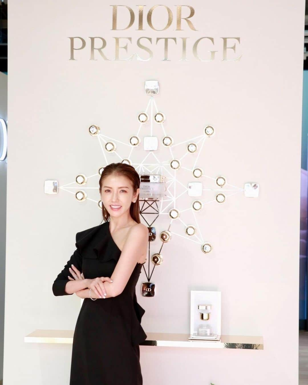 美香さんのインスタグラム写真 - (美香Instagram)「【Dior prestige】 ラ クレームが７年ぶりにリニューアル🌹  原宿jingにて９月4日〜11日まで THE ROSE GALLERYが開催。 クリスチャンディオールが愛した生家やディオールガーデンを体感できます。🌹が沢山。素敵でした！ 呼び覚ます美しさ。ラクレーム。是非こちらのイベントでお試しください💗💗💗  @diorbeauty  #ディオールプレステージ #ザローズギャラリー」9月1日 10時16分 - mikaofficial99