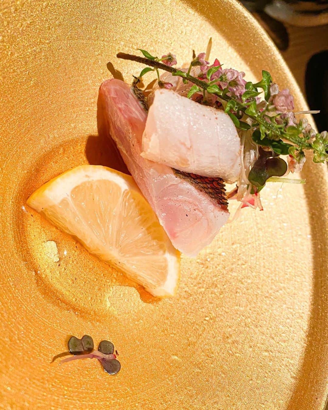 来栖あこさんのインスタグラム写真 - (来栖あこInstagram)「福岡グルメ🤤♥️ 幼なじみが福岡にいるので 仕事で行った時はいつも美味しい ご飯に連れてってくれるぅぅう🥰💕  今回は熟成魚のお店 @ichiri_hakata お料理のポイントは✨  ・熟成魚 普通の刺身と違って、旨味と香りが凄い良い。ポン酢で食べたり塩で食べたり、魚に合わせて説明してくれます❣️  ・もつ鍋(みそ、醤油) オリジナルの味噌みたいでとろみがあってモツがぷりぷりしてた、最後は〆の生ラーメンも頂きました❣️  ・九州名物 他店と違って熟成のサバが美味しかった！炙りサバ、ゴマ鯖が初めて食べた感じで美味っ❣️  Akoのグルメレポでしたっ😎👍」9月1日 11時03分 - akopai.081