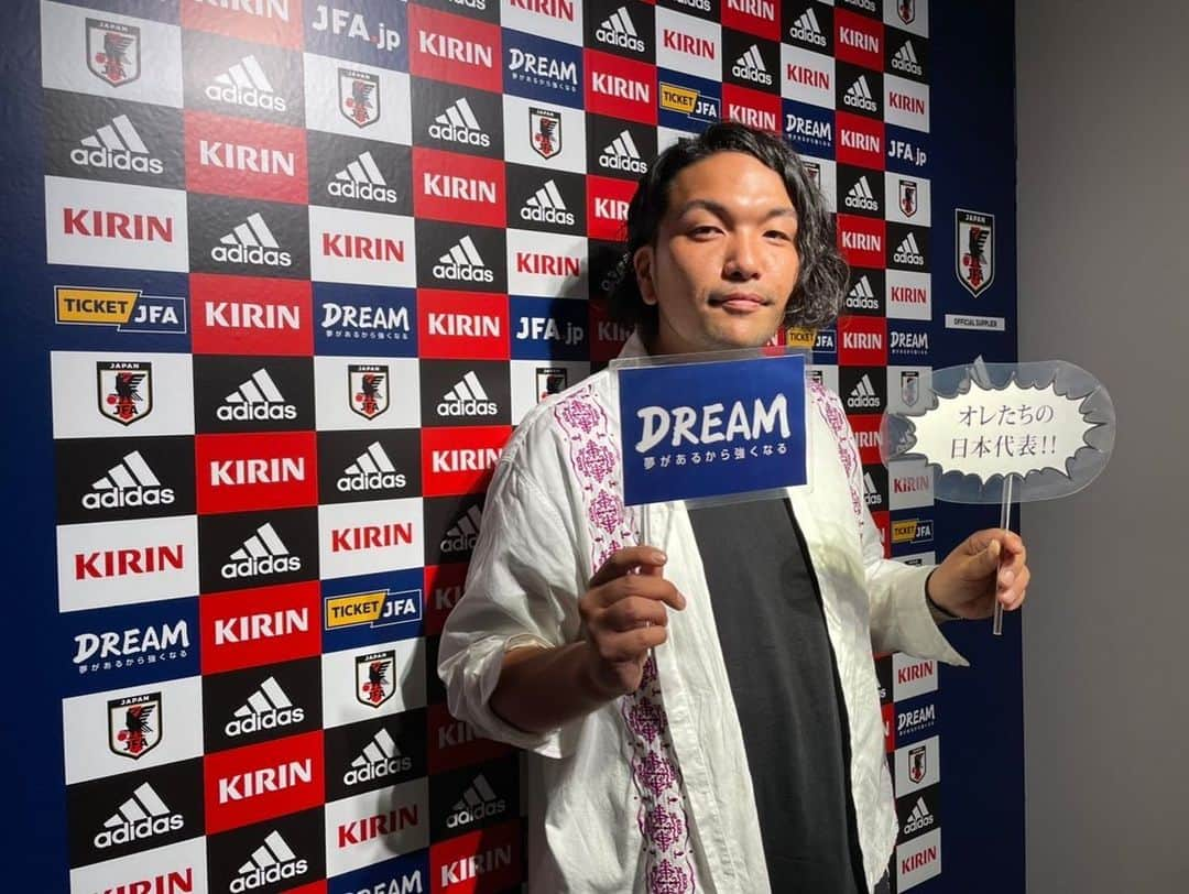 盛山晋太郎さんのインスタグラム写真 - (盛山晋太郎Instagram)「日本サッカー協会さんがネーム入りで新ユニフォームを作って下さった！ 田嶋会長は新ユニフォームの人の着用姿を見たのは盛山が初めてらしいです！え、俺でよかったですか！？  #サムライブルー #日本サッカー協会 #代表バスキャラバン出発式 #ミュージアム大興奮 #シン・フラット3 #新しい景色を2022  #つな超え」9月1日 13時05分 - morishimc