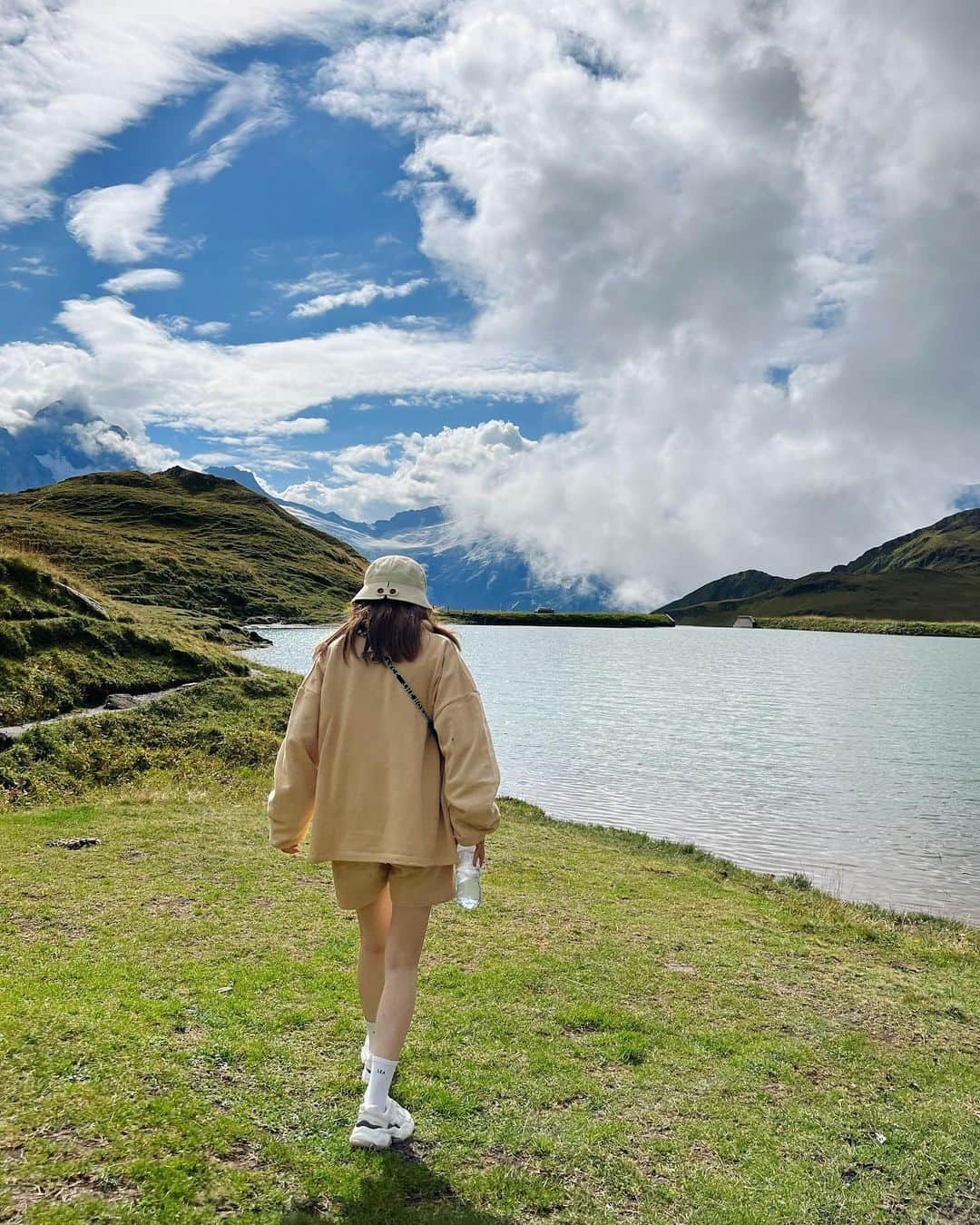 田中里奈さんのインスタグラム写真 - (田中里奈Instagram)「🇨🇭Swiss旅行🇨🇭 スケジュールも大まかなホテルぐらいしか決めてなかったし、 間の２日なんて天気次第だね〜って ホテルも行き先も前日に決めるようなほんと大雑把な旅だったけど、 目星つけてたエリアも結局晴れたし、 ほんのりやれたらいいなって思ってたことも全部できてるし、 それ以上の楽しいことも奇跡のように起こりまくって、 毎晩「今日も完璧だったね〜」って言ってぐっすり眠る。 毎日、自分の予想を超える楽しいことが待ってる幸せな旅でした。  予定を立てたり計画通りにいくことって、心の安心は得られるけど、たまにはそれを越える何かに出会いたくなる。 むしろ、それに日々出会いたくて私は生きてて、 その思いというか好奇心が、根本的には保守的で慎重派な私を時に大胆にしてくれて。 だからこそ今の自分が、今の環境で色んなお仕事をしたり 色んな人との出会いがあったり 今こうしてスイスにも大好きなお友達と来れてる気がするよ〜😌  …と、スイス旅行中の心のメモをここにメモ✍️  さて、これからの私はどこで何をしてるのか楽しみだな〜🤗  スイス旅行、ただただよく喋りよく食べよく寝てよく遊ぶ、というめちゃくちゃ健康的な旅だったんだけど、ほんとーーに良かった😂✨  さてさて9月、この旅でめいっぱい吸収したことを咀嚼して、私なりに世の中に還元していけたらいいなと思ってます！  #たなか旅メモ ←旅行の投稿はこちらにまとめてます #スイス旅行 #Swiss #🇨🇭  #クレジットなどはタグ付けしてます」9月1日 17時11分 - tanakaofficial