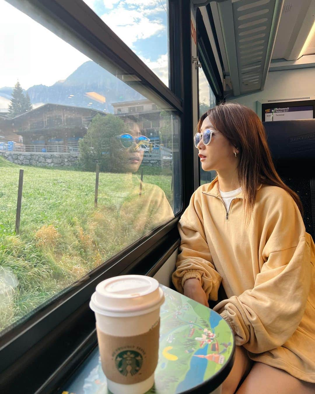 田中里奈さんのインスタグラム写真 - (田中里奈Instagram)「🇨🇭Swiss旅行🇨🇭 スケジュールも大まかなホテルぐらいしか決めてなかったし、 間の２日なんて天気次第だね〜って ホテルも行き先も前日に決めるようなほんと大雑把な旅だったけど、 目星つけてたエリアも結局晴れたし、 ほんのりやれたらいいなって思ってたことも全部できてるし、 それ以上の楽しいことも奇跡のように起こりまくって、 毎晩「今日も完璧だったね〜」って言ってぐっすり眠る。 毎日、自分の予想を超える楽しいことが待ってる幸せな旅でした。  予定を立てたり計画通りにいくことって、心の安心は得られるけど、たまにはそれを越える何かに出会いたくなる。 むしろ、それに日々出会いたくて私は生きてて、 その思いというか好奇心が、根本的には保守的で慎重派な私を時に大胆にしてくれて。 だからこそ今の自分が、今の環境で色んなお仕事をしたり 色んな人との出会いがあったり 今こうしてスイスにも大好きなお友達と来れてる気がするよ〜😌  …と、スイス旅行中の心のメモをここにメモ✍️  さて、これからの私はどこで何をしてるのか楽しみだな〜🤗  スイス旅行、ただただよく喋りよく食べよく寝てよく遊ぶ、というめちゃくちゃ健康的な旅だったんだけど、ほんとーーに良かった😂✨  さてさて9月、この旅でめいっぱい吸収したことを咀嚼して、私なりに世の中に還元していけたらいいなと思ってます！  #たなか旅メモ ←旅行の投稿はこちらにまとめてます #スイス旅行 #Swiss #🇨🇭  #クレジットなどはタグ付けしてます」9月1日 17時11分 - tanakaofficial