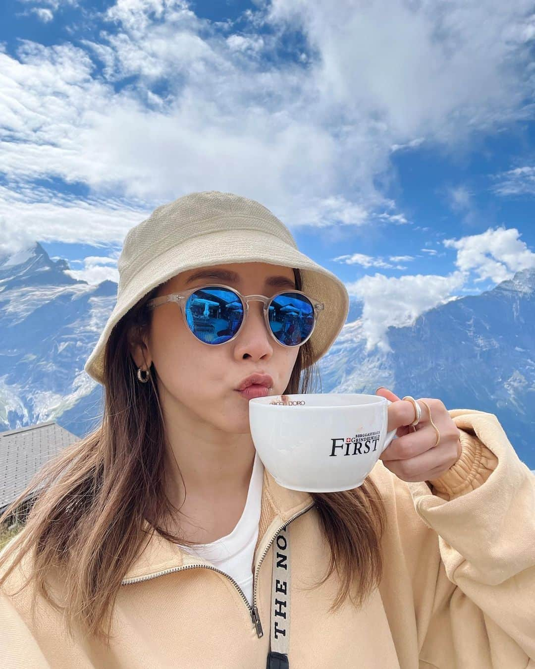 田中里奈さんのインスタグラム写真 - (田中里奈Instagram)「🇨🇭Swiss旅行🇨🇭 スケジュールも大まかなホテルぐらいしか決めてなかったし、 間の２日なんて天気次第だね〜って ホテルも行き先も前日に決めるようなほんと大雑把な旅だったけど、 目星つけてたエリアも結局晴れたし、 ほんのりやれたらいいなって思ってたことも全部できてるし、 それ以上の楽しいことも奇跡のように起こりまくって、 毎晩「今日も完璧だったね〜」って言ってぐっすり眠る。 毎日、自分の予想を超える楽しいことが待ってる幸せな旅でした。  予定を立てたり計画通りにいくことって、心の安心は得られるけど、たまにはそれを越える何かに出会いたくなる。 むしろ、それに日々出会いたくて私は生きてて、 その思いというか好奇心が、根本的には保守的で慎重派な私を時に大胆にしてくれて。 だからこそ今の自分が、今の環境で色んなお仕事をしたり 色んな人との出会いがあったり 今こうしてスイスにも大好きなお友達と来れてる気がするよ〜😌  …と、スイス旅行中の心のメモをここにメモ✍️  さて、これからの私はどこで何をしてるのか楽しみだな〜🤗  スイス旅行、ただただよく喋りよく食べよく寝てよく遊ぶ、というめちゃくちゃ健康的な旅だったんだけど、ほんとーーに良かった😂✨  さてさて9月、この旅でめいっぱい吸収したことを咀嚼して、私なりに世の中に還元していけたらいいなと思ってます！  #たなか旅メモ ←旅行の投稿はこちらにまとめてます #スイス旅行 #Swiss #🇨🇭  #クレジットなどはタグ付けしてます」9月1日 17時11分 - tanakaofficial