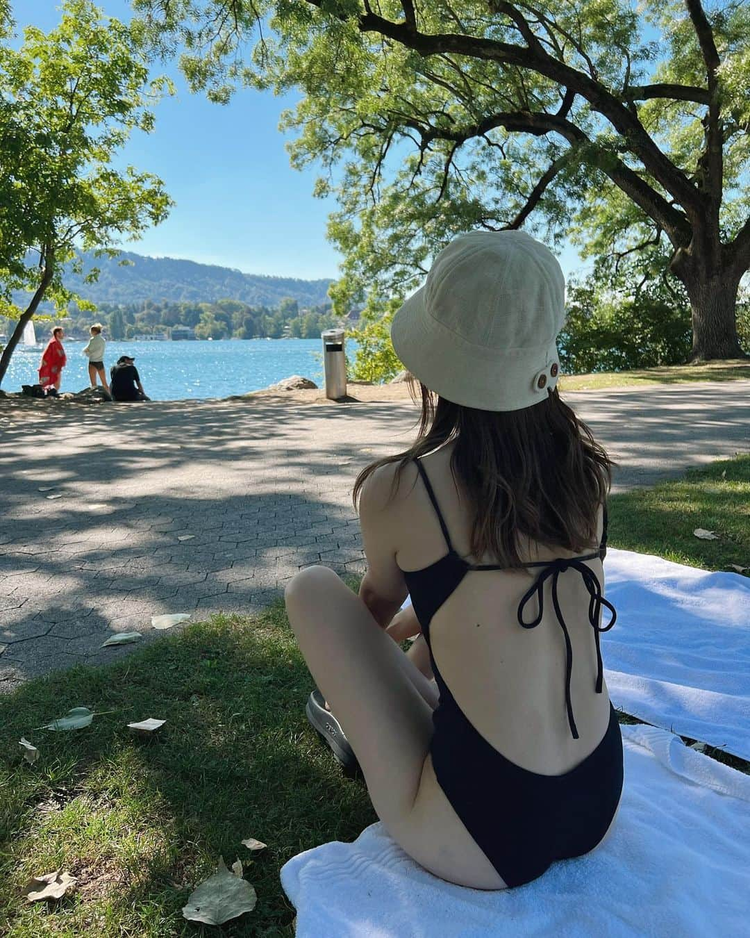 田中里奈さんのインスタグラム写真 - (田中里奈Instagram)「🇨🇭Swiss旅行🇨🇭 スケジュールも大まかなホテルぐらいしか決めてなかったし、 間の２日なんて天気次第だね〜って ホテルも行き先も前日に決めるようなほんと大雑把な旅だったけど、 目星つけてたエリアも結局晴れたし、 ほんのりやれたらいいなって思ってたことも全部できてるし、 それ以上の楽しいことも奇跡のように起こりまくって、 毎晩「今日も完璧だったね〜」って言ってぐっすり眠る。 毎日、自分の予想を超える楽しいことが待ってる幸せな旅でした。  予定を立てたり計画通りにいくことって、心の安心は得られるけど、たまにはそれを越える何かに出会いたくなる。 むしろ、それに日々出会いたくて私は生きてて、 その思いというか好奇心が、根本的には保守的で慎重派な私を時に大胆にしてくれて。 だからこそ今の自分が、今の環境で色んなお仕事をしたり 色んな人との出会いがあったり 今こうしてスイスにも大好きなお友達と来れてる気がするよ〜😌  …と、スイス旅行中の心のメモをここにメモ✍️  さて、これからの私はどこで何をしてるのか楽しみだな〜🤗  スイス旅行、ただただよく喋りよく食べよく寝てよく遊ぶ、というめちゃくちゃ健康的な旅だったんだけど、ほんとーーに良かった😂✨  さてさて9月、この旅でめいっぱい吸収したことを咀嚼して、私なりに世の中に還元していけたらいいなと思ってます！  #たなか旅メモ ←旅行の投稿はこちらにまとめてます #スイス旅行 #Swiss #🇨🇭  #クレジットなどはタグ付けしてます」9月1日 17時11分 - tanakaofficial