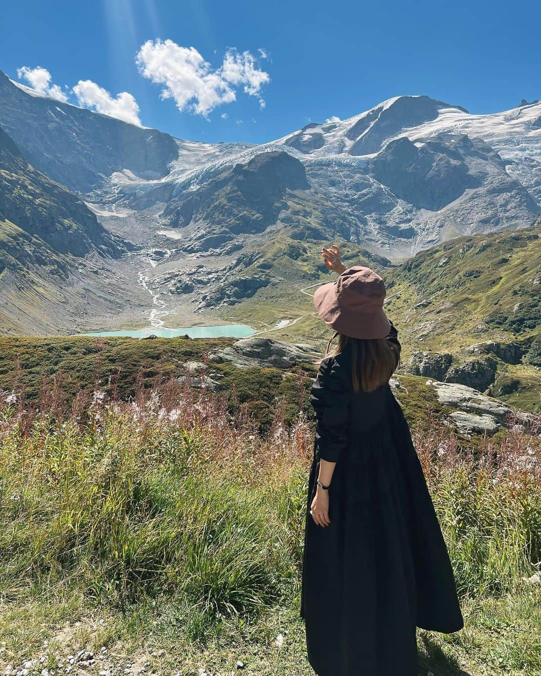 田中里奈さんのインスタグラム写真 - (田中里奈Instagram)「🇨🇭Swiss旅行🇨🇭 スケジュールも大まかなホテルぐらいしか決めてなかったし、 間の２日なんて天気次第だね〜って ホテルも行き先も前日に決めるようなほんと大雑把な旅だったけど、 目星つけてたエリアも結局晴れたし、 ほんのりやれたらいいなって思ってたことも全部できてるし、 それ以上の楽しいことも奇跡のように起こりまくって、 毎晩「今日も完璧だったね〜」って言ってぐっすり眠る。 毎日、自分の予想を超える楽しいことが待ってる幸せな旅でした。  予定を立てたり計画通りにいくことって、心の安心は得られるけど、たまにはそれを越える何かに出会いたくなる。 むしろ、それに日々出会いたくて私は生きてて、 その思いというか好奇心が、根本的には保守的で慎重派な私を時に大胆にしてくれて。 だからこそ今の自分が、今の環境で色んなお仕事をしたり 色んな人との出会いがあったり 今こうしてスイスにも大好きなお友達と来れてる気がするよ〜😌  …と、スイス旅行中の心のメモをここにメモ✍️  さて、これからの私はどこで何をしてるのか楽しみだな〜🤗  スイス旅行、ただただよく喋りよく食べよく寝てよく遊ぶ、というめちゃくちゃ健康的な旅だったんだけど、ほんとーーに良かった😂✨  さてさて9月、この旅でめいっぱい吸収したことを咀嚼して、私なりに世の中に還元していけたらいいなと思ってます！  #たなか旅メモ ←旅行の投稿はこちらにまとめてます #スイス旅行 #Swiss #🇨🇭  #クレジットなどはタグ付けしてます」9月1日 17時11分 - tanakaofficial