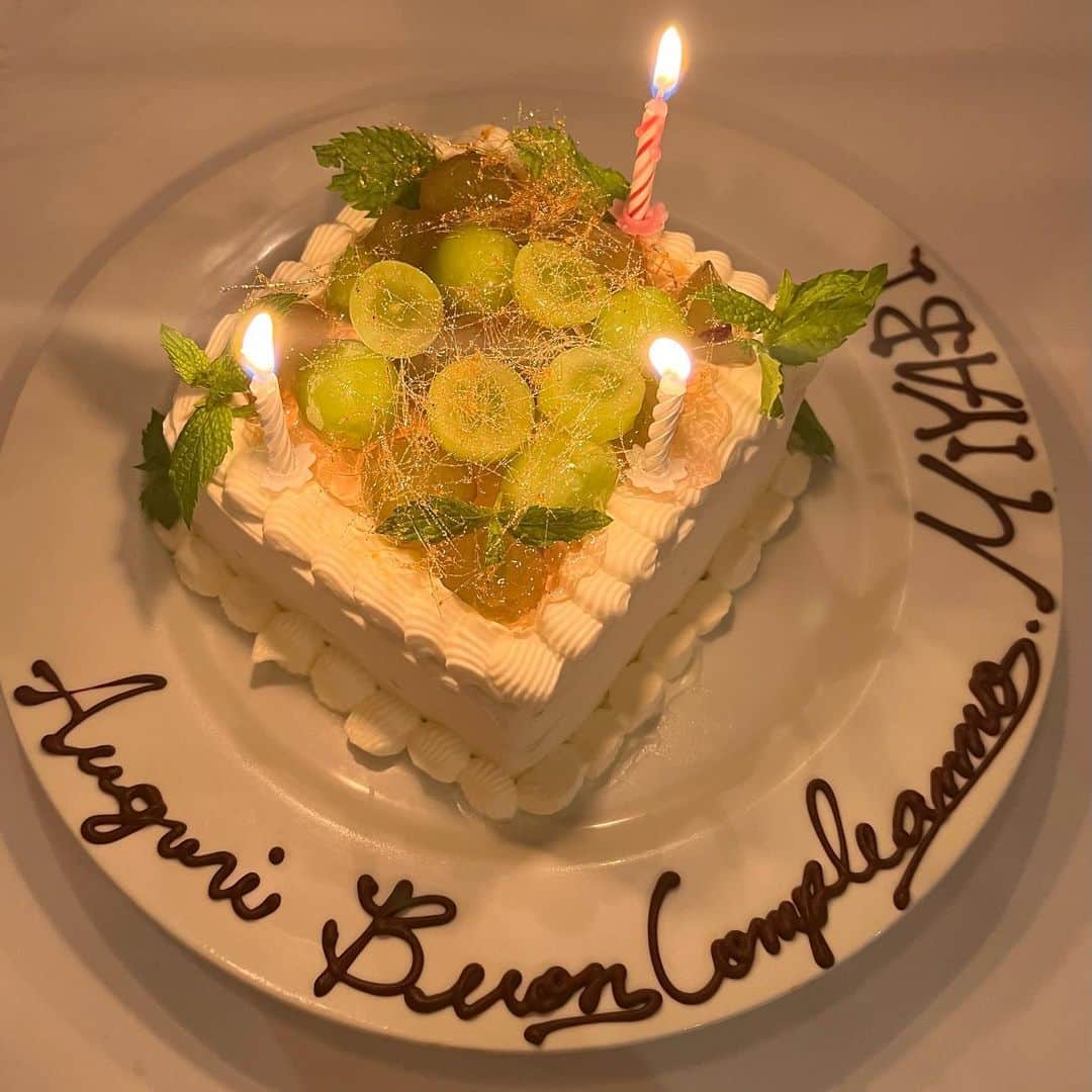 夏焼雅さんのインスタグラム写真 - (夏焼雅Instagram)「𝘪𝘵 𝘸𝘢𝘴 𝘢 𝘭𝘰𝘷𝘦𝘭𝘺 𝘥𝘪𝘯𝘯𝘦𝘳 🍽🌿🫧  昨日は親友のまさにお誕生日をお祝いしてもらいました🥂✨ お店の雰囲気もすごく素敵で お料理もどれもおいしかったです🍽 サプライズケーキもとってもかわいかったなぁ〜♡🎂 大好きなマスカットがたっぷりのケーキで嬉しすぎたの🍇💕  このbirthdayケーキはシェフと相談して 私のイメージで作って下さったんだって〜🥹🫶🎂🌿✨  𝑡ℎ𝑎𝑛𝑘𝑠 𝑚𝑎𝑠𝑎🥂 @santamaria_aoyama  ありがとうございました👨🏼‍🍳  #birthday  #santamaria #aoyama」9月1日 18時32分 - miyaaa0825