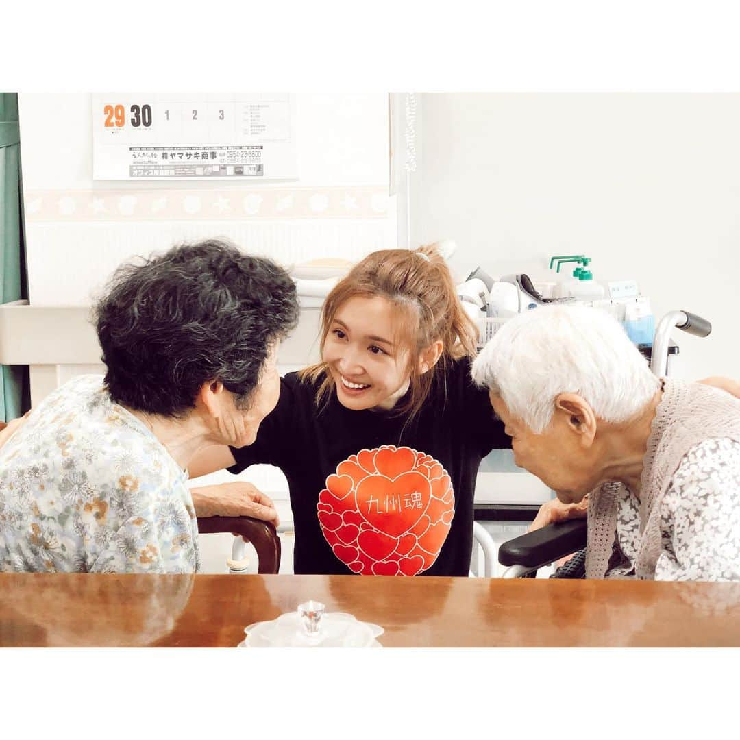 紗栄子さんのインスタグラム写真 - (紗栄子Instagram)「本日9月1日は防災の日であり、今週は防災週間です🪖🚨🧤  台風や豪雨、地震など、いつ大きな災害が起きるかわからない状況において、大切な人やご自身を守るためにも、防災への意識やご自宅での備えを改めて考え、お手持ちの防災セットを見直す機会にしていただけますよう、お願い致します🤲🏻🌏  私自身、被災地などの支援活動を始めて12年となります。 その経験を元に、そして防災士としての観点からも製作した @_thinktheday の防災セットも、発売からこれまでに7000セット以上を皆様のお手元に届けることができました。 皆様の防災意識の向上を感じると共に、本商品の利益の全額を支援金として様々な支援活動に充てさせていただいておりますので、お買い求めいただいた皆様には心より感謝申し上げます😌🤲🏻🌏  そして本日、地震や台風に対する対策だけでなく、噴火に対する対策として、「Think The DAY オリジナルの噴火対策セット」の販売も開始致しました！  現在、日本には111の活火山があり、噴火による影響は活火山の近隣にお住まいの方だけでなく、全国的に影響が及ぶ可能性があります。 噴火によって飛散する、細かい岩石やガラスの破片を含んだ火山灰から目や鼻、気管支などの呼吸器を守れるよう、保護ゴーグル・防護マスク・折り畳みヘルメットを同梱した2種類のセットに加えて、保護ゴーグル・防護マスクの単品販売も開始しております🥽⛑  今お持ちの防災セットに追加で補充していただければより安心かと思います😌🌏🤲🏻✨  商品の詳細は、 @_thinktheday のプロフィールリンクより、HPに飛んでいただきご覧いただけますので、防災の日を機に、皆さま1人1人が改めて防災に対して考えていただけますと幸甚です😌🤲🏻🌏✨ #防災の日 #防災週間  #ThinkTheDAY」9月1日 19時57分 - saekoofficial