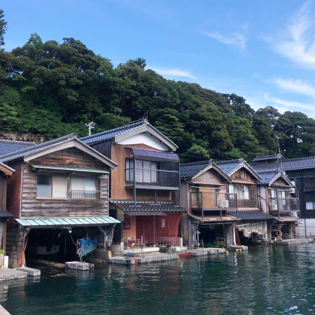 新山千春さんのインスタグラム写真 - (新山千春Instagram)「今回のYouTube  chiha roomは 京都でなんと！ 海を楽しむ編です✨  https://m.youtube.com/watch?v=A6YNyw9ek-s  インスタはプロフィールからも とべますよ✨  今までの京都のイメージとは 違って、舟屋が立ち並ぶ  伊根を散策してきたり、  天橋立もいってきました✨  もう少し時間が あったらのんびりーーと 釣り🎣したかったなぁ✨  ぜひぜひ楽しんでもらえたら 嬉しいです🤍 伊根！とっても素敵な場所でした！  #伊根 #京都観光  #京都 #伊根の舟屋 #新山千春  👗 @zara  👡 @alexanderwangny  👜 @gucci ✖️ @adidas  @muji_global」9月1日 20時33分 - chiharuuu_0114