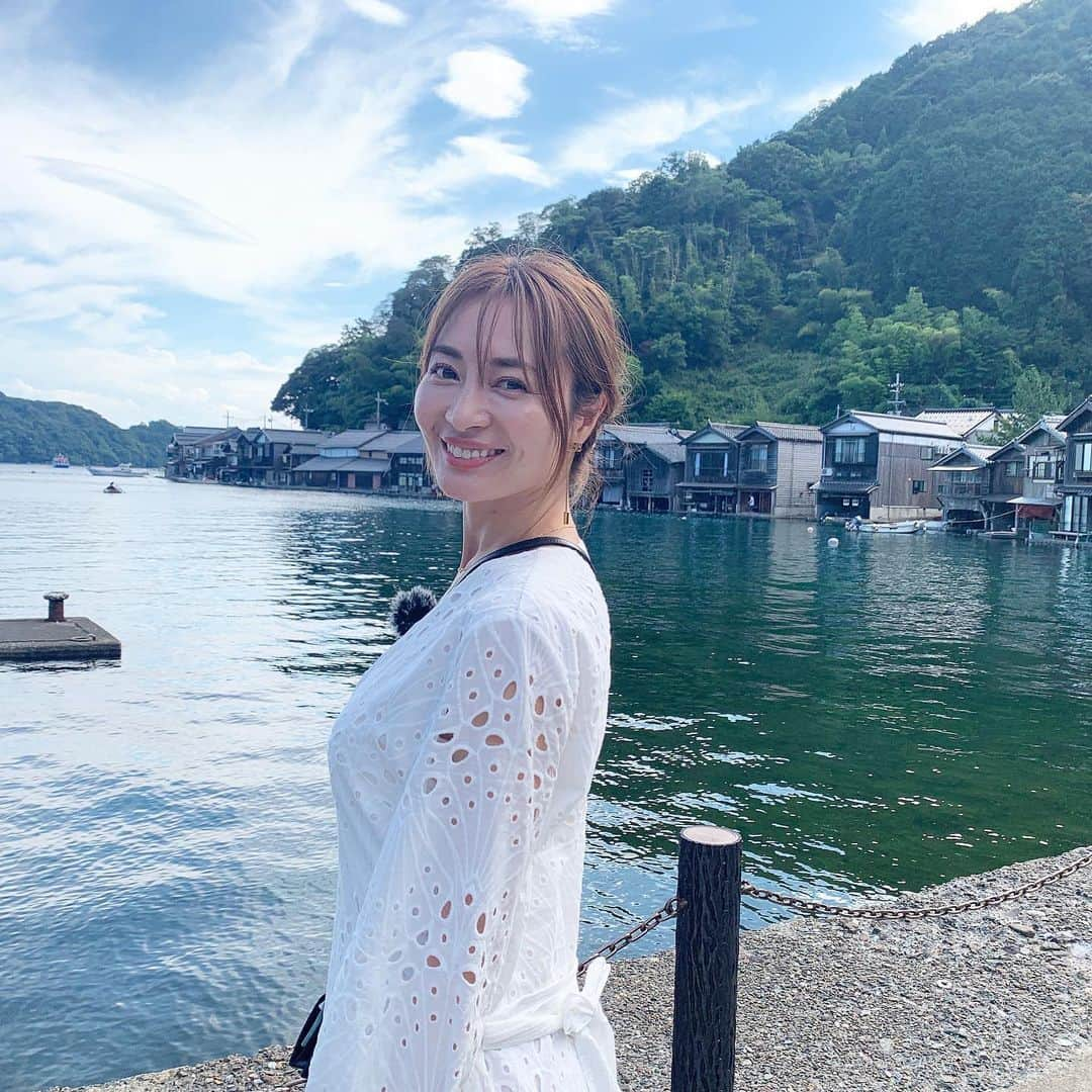 新山千春さんのインスタグラム写真 - (新山千春Instagram)「今回のYouTube  chiha roomは 京都でなんと！ 海を楽しむ編です✨  https://m.youtube.com/watch?v=A6YNyw9ek-s  インスタはプロフィールからも とべますよ✨  今までの京都のイメージとは 違って、舟屋が立ち並ぶ  伊根を散策してきたり、  天橋立もいってきました✨  もう少し時間が あったらのんびりーーと 釣り🎣したかったなぁ✨  ぜひぜひ楽しんでもらえたら 嬉しいです🤍 伊根！とっても素敵な場所でした！  #伊根 #京都観光  #京都 #伊根の舟屋 #新山千春  👗 @zara  👡 @alexanderwangny  👜 @gucci ✖️ @adidas  @muji_global」9月1日 20時33分 - chiharuuu_0114