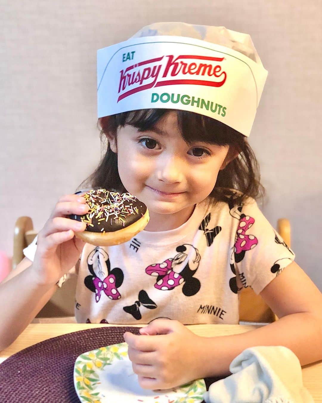 舟橋菜々さんのインスタグラム写真 - (舟橋菜々Instagram)「久しぶりのクリスピークリームドーナツ🍩 るか丸は帽子を貰って嬉しそうにしてました😄  私はオリジナルグレーズドを10秒くらいチンして食べるのが好きです🤓 フッワフワの食感になって3個くらいペロッといけちゃうので、もはや空気。 よってカロリーゼロです☝🏻🤓 #カロリーゼロ理論  #doughnut#donuts#sweet#yummy#happy#smile#kid#love#ドーナツ#クリスピークリームドーナツ#オリジナルグレーズド#子供#育児#子育て#ベビフル#ママリ」9月1日 21時14分 - wombatnana