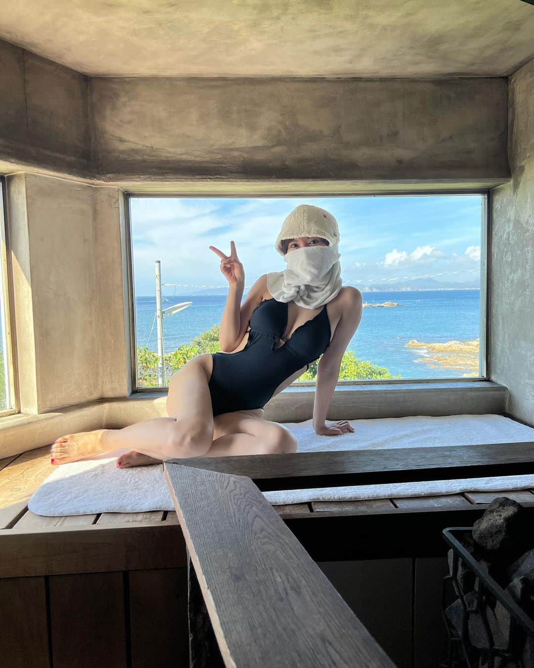 里美ゆりあさんのインスタグラム写真 - (里美ゆりあInstagram)「人生初めてのサ活しに行ってきた😄 いつもは30秒も苦しくて入れなかったけど何とか数分入れて無事に水風呂も肩まで叫びながら1分間入ってを3セットして整うってやつを体験してきました😄 そしてゾンビになる手前のような模様が出てきてビックリしたけど（あまみ）ってやつみたい。 少しずつサウナに入れるようになっていきたい😚  #サウナ　#サ活 #館山 #千葉県  @sea.sauna.shack  @rionsawabe  @satomiyuria」9月1日 22時16分 - satomiyuria