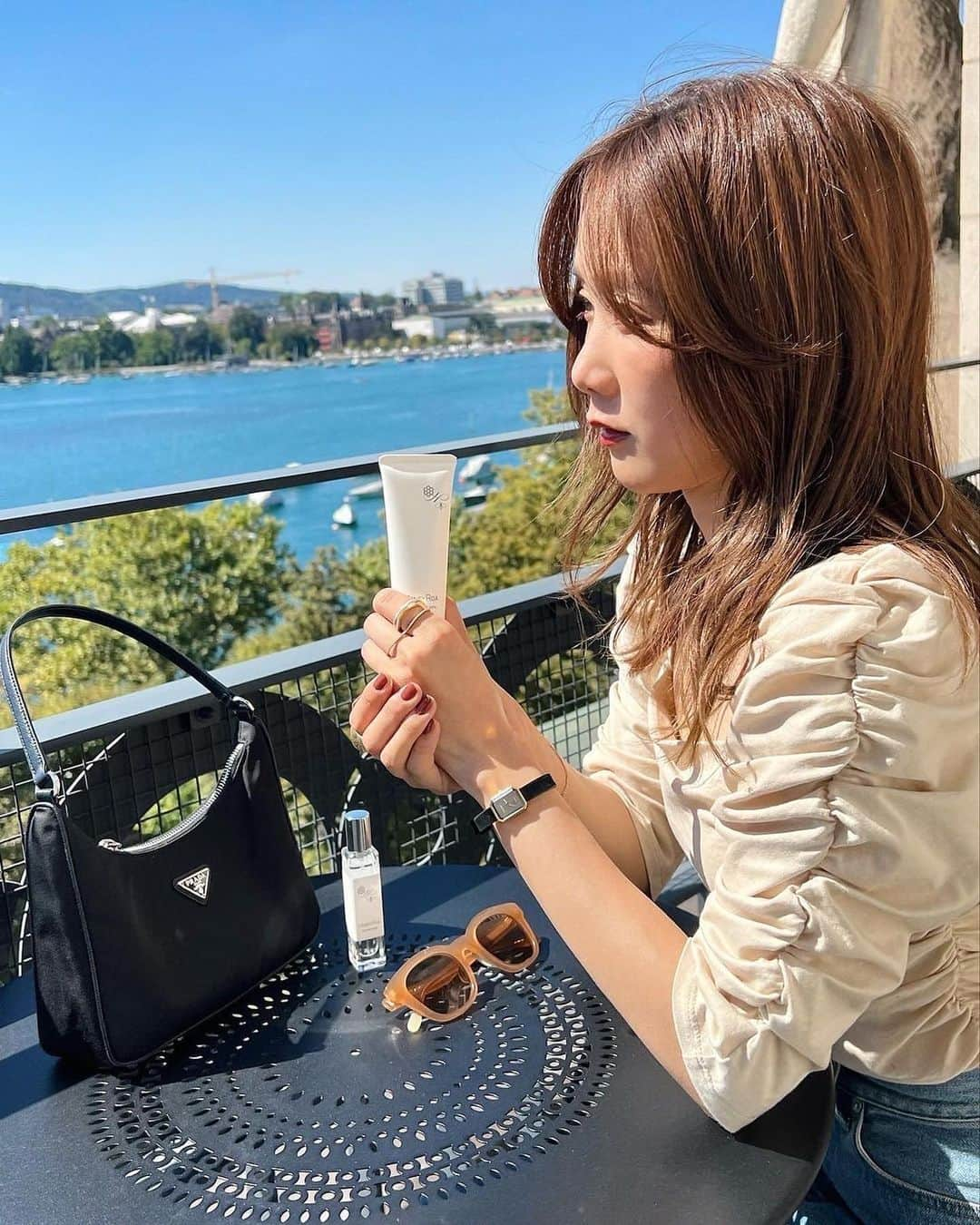 田中里奈さんのインスタグラム写真 - (田中里奈Instagram)「旅に欠かせない保湿アイテムが、ハニーロアから出たよ〜！ 今回の旅に持ってきたハンドクリームは、ハニーロア @honeyroa.official のオスマンサス（キンモクセイ）のハンドクリーム。 旅にハンドクリームは必ず何かしら持って行ってて、飛行機の中や移動中にこまめに保湿してます🙌  ✔️ ハニーロア グリーンハンド99% オスマンサス  ハニーロアでも大人気のキンモクセイの香りの限定アイテムを、一足お先にお試しさせてもらいました🙋🏻‍♀️ 天然由来成分99%というほぼオーガニック処方で、ベタベタしないのにちゃんと潤う、私好みの使用感✨そしてめっちゃいい香り！！  キンモクセイの香りってほんと好き…！ 毎年キンモクセイのにおいがすると、秋がきた〜！って嬉しくなるよねぇ🥺 ちなみに同じ香りのフレグランス オスマンサスは、香りが人気すぎて、去年の発売後すぐに完売しちゃったらしい…✨ ハニーロアのハンドクリームとフレグランス、秋をまとえるおすすめアイテムです😌  #honeyroa #ハニーロア #キンモクセイ #osmanthus #pr」9月1日 22時41分 - tanakaofficial