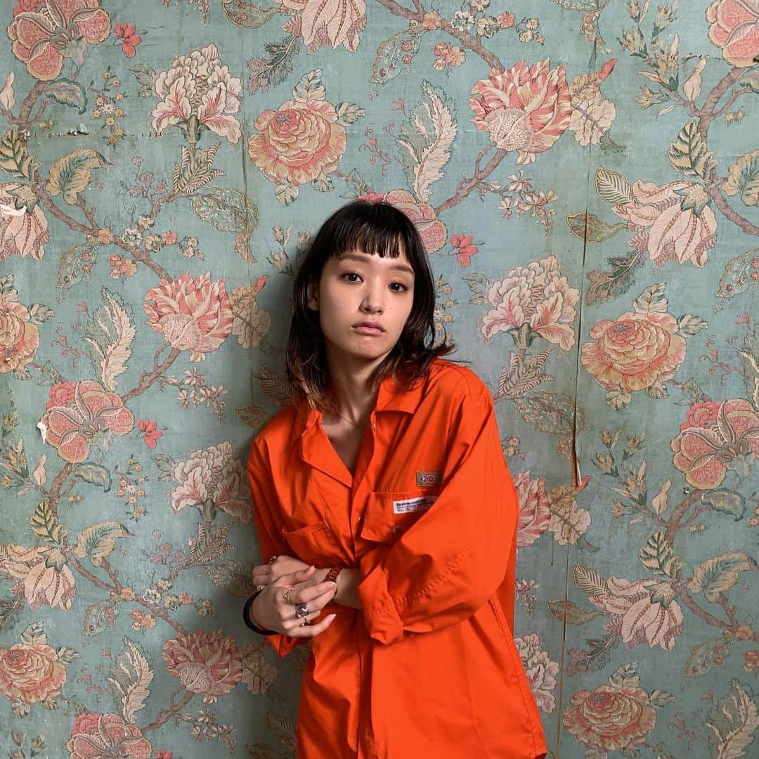 剛力彩芽さんのインスタグラム写真 - (剛力彩芽Instagram)「*** いつかの私服〜(*´･ｖ･｀) なんでこんな大爆笑してるんだろ。笑  きっとなんかすっごく、 楽しかったんだろうなぁ🤣  しゃつ:))とーが×でぃっきーず @togaarchives   ぱんつ:))忘れちゃった😭 思い出したら書き足します！  くつ:))でいじーりん @daisylin_official   #ootd #私服」9月1日 22時55分 - ayame_goriki_official