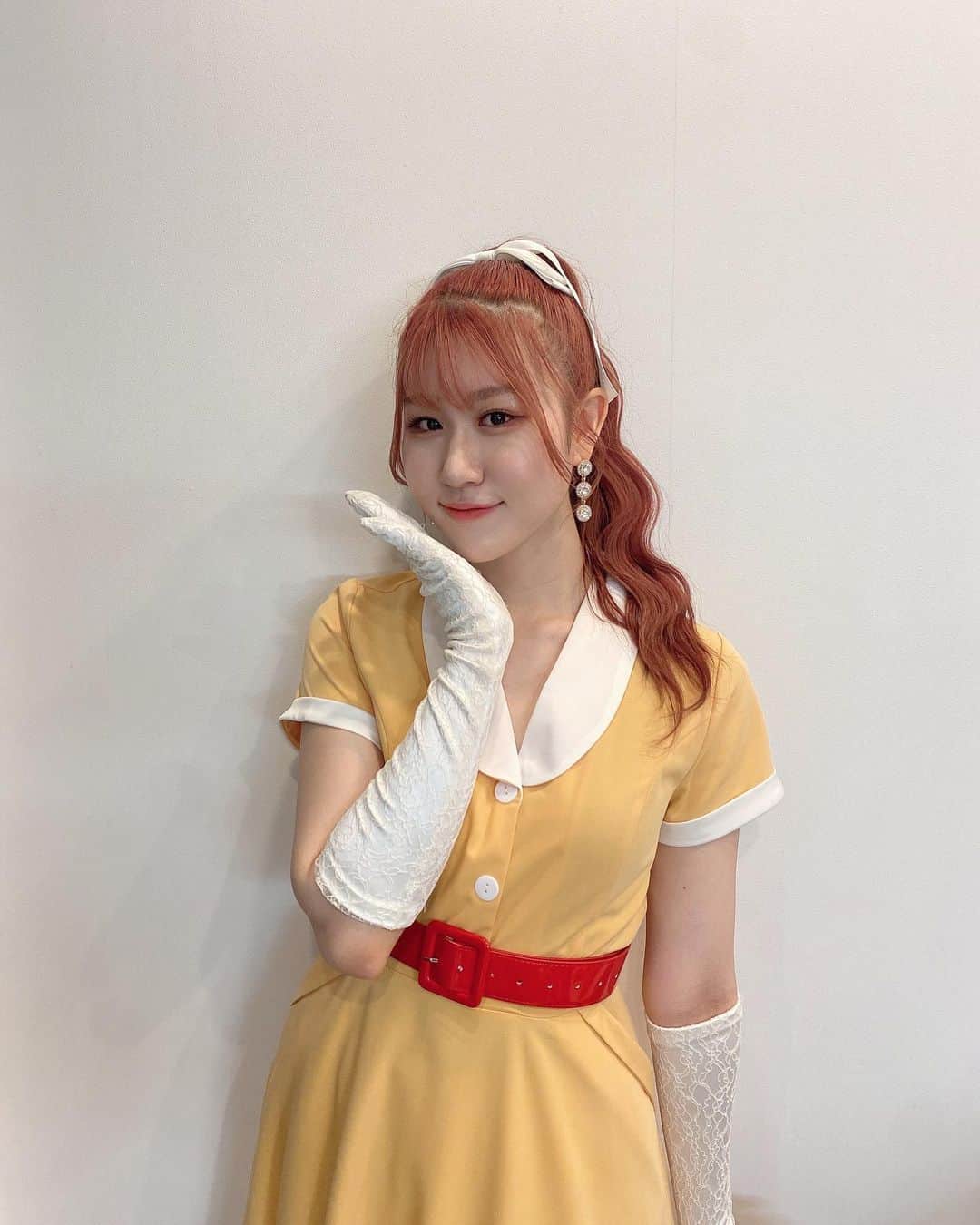 かれん（古賀かれん）さんのインスタグラム写真 - (かれん（古賀かれん）Instagram)「衣装も可愛かった〜  レトロがテーマだったので 手袋もしました〜  黄色いワンピースに赤いベルトって本当にレトロだよね！！」9月1日 23時30分 - lgm_karen_official