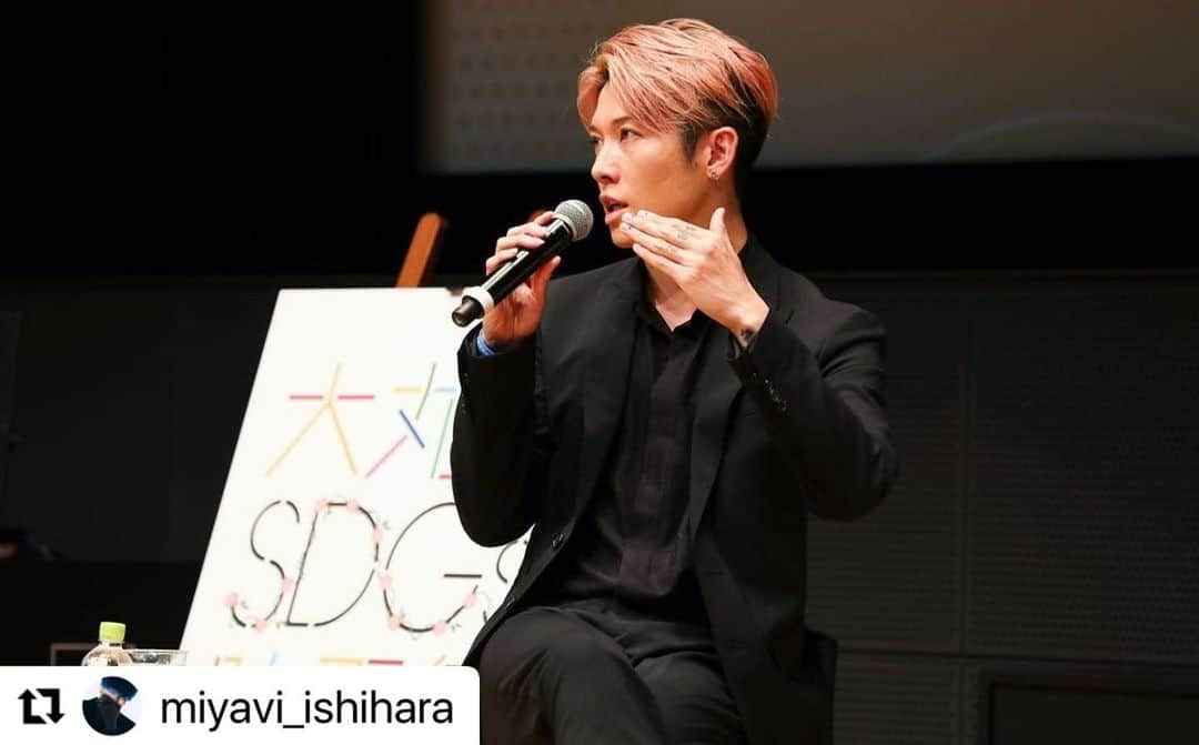 長野智子さんのインスタグラム写真 - (長野智子Instagram)「#Repost @miyavi_ishihara with @use.repost ・・・ Had a talk session as an ambassador for @refugees with @naganotomoko at SDGs movie festival in Tokyo. This year the festival featured my sis @sonitalizadeh‘s documentary film “SONITA” so talked about how strong she was to get over the situation she was in and also the power I felt from her performance as a rapper even in a different language through our collaboration for “LONG NIGHTS”. Also talked about the situation of refugee crisis in the world and how we can support even from Japan.   The movie has such a powerful story and is a great example in which it shows how strong girls and women can be with when they believe.  大丸有SDGs 映画祭に、国連UNHCR 親善大使として長野智子さんと参加させていただき、映画「ソニータ」にまつわる主人公のソニータとの出会いや彼女とのコラボレーションの経緯、実際に彼女から感じた生き抜く強さ、そして世界の難民問題の現状やこれからの難民支援に関しての考えをお話させていただきました。  想いを強く持ち、信じていれば、乗り越えられる。そう信じさせてくれるピュアで力強い映画です。皆さん、機会あれば観てみてください。イベントの方も是非。  #Repost @miyavi_press   ＼お疲れさまでした🙌🏻／ 📷 report from #大丸有SDGsACT5 on Twitter  『#大丸有SDGs映画祭 2022、無事に開幕❗️  オープニングはアフガニスタンからの難民少女でラッパーを志す少女のドキュメンタリー『ソニータ』を上映🎬  アフタートークには、UNHCR親善大使・アーティストの #MIYAVI さんと国連UNHCR協会報道ディレクターの #長野智子 さんに出演いただきました🎙  世界各地の難民の方々と出会ってきたお二人だからこそのエピソードを交えながら、 ●音楽やスポーツが持つ力 ●尊厳を大切にした支援の重要性 ●「難しい民」と書く「難民」という言葉の再定義 ●様々な苦難を経験してきた難民の方々の想像力と優しさ などを熱くお話しいただきました🌍✨  「難民問題をはじめ世界の問題を日常から”常温”でみんなが話すことが大切」というMIYAVIさんのメッセージも✉️✨  ぜひご参加いただいた皆さん、今日のイベントを通じての想いなどを #大丸有SDGs映画祭 をつけてSNSで発信いただければ幸いです🌍  MIYAVIさん、長野さん、ありがとうございました！』  #大丸有SDGs映画祭 #SDGs #オープニング #映画ソニータ #トークイベント #MIYAVI #長野智子 #UNHCR #MIYAVI_UNHCR #難民問題 🧢👀💙」9月2日 5時16分 - naganotomoko