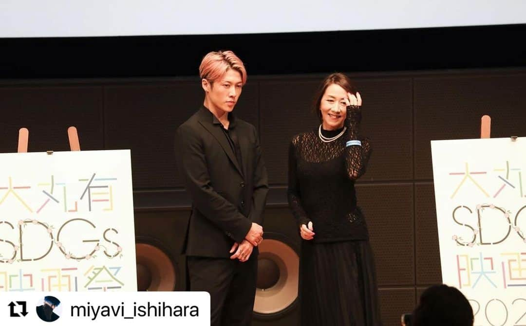 長野智子さんのインスタグラム写真 - (長野智子Instagram)「#Repost @miyavi_ishihara with @use.repost ・・・ Had a talk session as an ambassador for @refugees with @naganotomoko at SDGs movie festival in Tokyo. This year the festival featured my sis @sonitalizadeh‘s documentary film “SONITA” so talked about how strong she was to get over the situation she was in and also the power I felt from her performance as a rapper even in a different language through our collaboration for “LONG NIGHTS”. Also talked about the situation of refugee crisis in the world and how we can support even from Japan.   The movie has such a powerful story and is a great example in which it shows how strong girls and women can be with when they believe.  大丸有SDGs 映画祭に、国連UNHCR 親善大使として長野智子さんと参加させていただき、映画「ソニータ」にまつわる主人公のソニータとの出会いや彼女とのコラボレーションの経緯、実際に彼女から感じた生き抜く強さ、そして世界の難民問題の現状やこれからの難民支援に関しての考えをお話させていただきました。  想いを強く持ち、信じていれば、乗り越えられる。そう信じさせてくれるピュアで力強い映画です。皆さん、機会あれば観てみてください。イベントの方も是非。  #Repost @miyavi_press   ＼お疲れさまでした🙌🏻／ 📷 report from #大丸有SDGsACT5 on Twitter  『#大丸有SDGs映画祭 2022、無事に開幕❗️  オープニングはアフガニスタンからの難民少女でラッパーを志す少女のドキュメンタリー『ソニータ』を上映🎬  アフタートークには、UNHCR親善大使・アーティストの #MIYAVI さんと国連UNHCR協会報道ディレクターの #長野智子 さんに出演いただきました🎙  世界各地の難民の方々と出会ってきたお二人だからこそのエピソードを交えながら、 ●音楽やスポーツが持つ力 ●尊厳を大切にした支援の重要性 ●「難しい民」と書く「難民」という言葉の再定義 ●様々な苦難を経験してきた難民の方々の想像力と優しさ などを熱くお話しいただきました🌍✨  「難民問題をはじめ世界の問題を日常から”常温”でみんなが話すことが大切」というMIYAVIさんのメッセージも✉️✨  ぜひご参加いただいた皆さん、今日のイベントを通じての想いなどを #大丸有SDGs映画祭 をつけてSNSで発信いただければ幸いです🌍  MIYAVIさん、長野さん、ありがとうございました！』  #大丸有SDGs映画祭 #SDGs #オープニング #映画ソニータ #トークイベント #MIYAVI #長野智子 #UNHCR #MIYAVI_UNHCR #難民問題 🧢👀💙」9月2日 5時16分 - naganotomoko