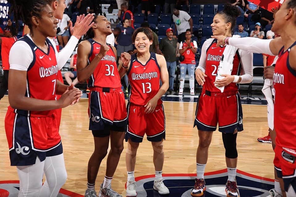 町田瑠唯さんのインスタグラム写真 - (町田瑠唯Instagram)「WNBAシーズンが終わりました。 たくさんの応援ありがとうございました‼︎ 日本から応援に来てくれたり、アメリカにいる日本人の方も応援に来てくれました‼︎ 時差があるにも関わらず、試合を見てくださったり、DMを送ってくださったり、本当にありがとうございました‼︎ ⁡ チームとして目標にしていた結果とはならず、悔しい気持ちはありますが、たくさんの経験と学び、刺激をもらいました‼︎ 自分の中での視野が広がりました。 まだまだやることもたくさんあるし、 もっともっと頑張ります‼︎ ⁡ この経験をしっかり生かして、次は富士通レッドウェーブで頑張ります‼︎ ⁡」9月2日 6時49分 - macchi0308