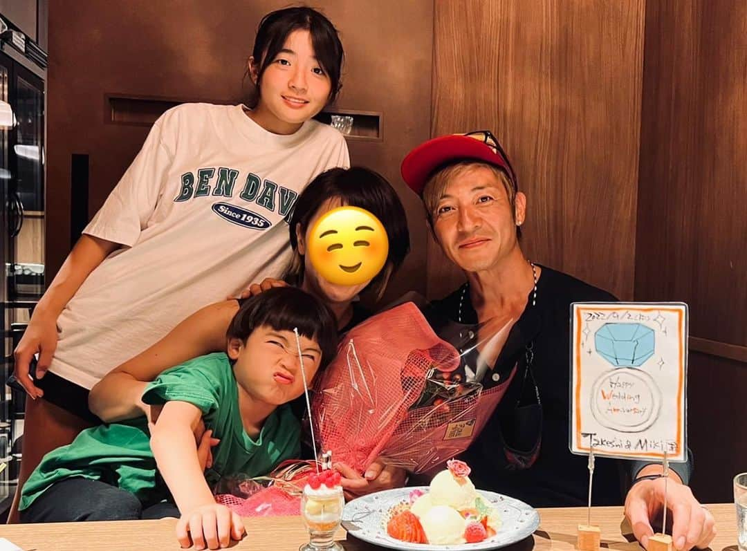 つるの剛士さんのインスタグラム写真 - (つるの剛士Instagram)「本日9月2日は、我々夫婦の結婚記念日。 結婚してから毎年欠かさず夫婦で互いに靴を交換し合って20回目。 夫婦で歩いて20足目、20歩目の靴の日です👠👞 2003.9/2の入籍した日に靴交換が始まったので、結婚年数と靴の数が合わないなと思ったら、結婚記念日的には今年は満19年になるのか。。 ちなみに来年の結婚20年は"磁器婚式"っていうらしいです。  今日は仕事で夜が遅くなってしまうので、昨晩細やかな結婚記念日祝いをやりました。 その後、お姉ちゃんたちが弟をみててくれるということで、2人っきりで近所の健康ランドへ。 まだ子どもがいなかった短い独身期間に2人であちこちよく行ったけど、2人っきりで行く健康ランドは20年ぶりだなあ。 これから子どもたちを社会に戻し終えたあと、また夫婦ふたりであちこちと旅をできる日が今からめちゃくちゃ楽しみです。 子育ての打ち上げ旅。  自分のSNSですし、 人目も憚らず今年も惚気ます。  美紀ちゃん いつも素敵でいてくれてありがとう。 いつも奮い立たせてくれてありがとう。 いつも信じてくれてありがとう。  出会ったときよりも、去年よりも、大好きっす。  これからも一緒に一歩一歩のんびりゆっくり歩きながら、 沢山の人生の四季の景色を眺めていきましょう。  それでは聴いてください、 つるの剛士で『君にありがとう』。  #靴の日　20足目 20歩 #結婚記念日 #9月2日 #靴交換 #結婚19年 #子どもたちの成長にも感謝  #つるの一家」9月2日 8時45分 - takeshi__tsuruno