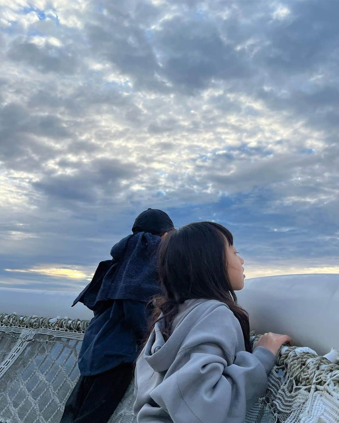 松本恵奈さんのインスタグラム写真 - (松本恵奈Instagram)「みんなで3時から起きてゴンドラに乗って雲海を見に行ってきました⚪️この日はあいにく雲海をみることは出来なかったのですが日の出と絶景を見る事ができてとても気持ち良かったです。 みんなで早起きして見に行った事がなによりの思い出ですね☺️⚪️  別日でまたトライする予定だったんだけど次の日、部屋から綺麗に雲海を見る事が出来てみんな大満足。笑  北海道は綺麗な景色が沢山あって、目が癒されるね♡ #北海道 #家族旅行 #雲海」9月2日 10時29分 - ena1123