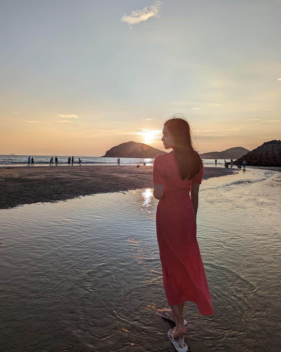 石井里奈さんのインスタグラム写真 - (石井里奈Instagram)「父母ヶ浜🌊 個人的には日没時間の45分前くらいから撮影がまた綺麗でおすすめでした📸 波の音って癒されるよね✨ . 夕日を掴んでパワーをもらった気がする🔥笑　頑張ろう😘 あと四国編投稿してたら四国に行きたくなったってメッセージたくさんいただけて嬉しいです！まとめに旅系はまとめてますのでご参考に♡ 高知もあるよ🙆‍♀️ . #父母ヶ浜 #香川 #香川県 #夕日 #夕暮れ #ウユニ塩湖 #kagawa #香川観光 #四国 #タビジョ」9月2日 12時10分 - ri7tin1025