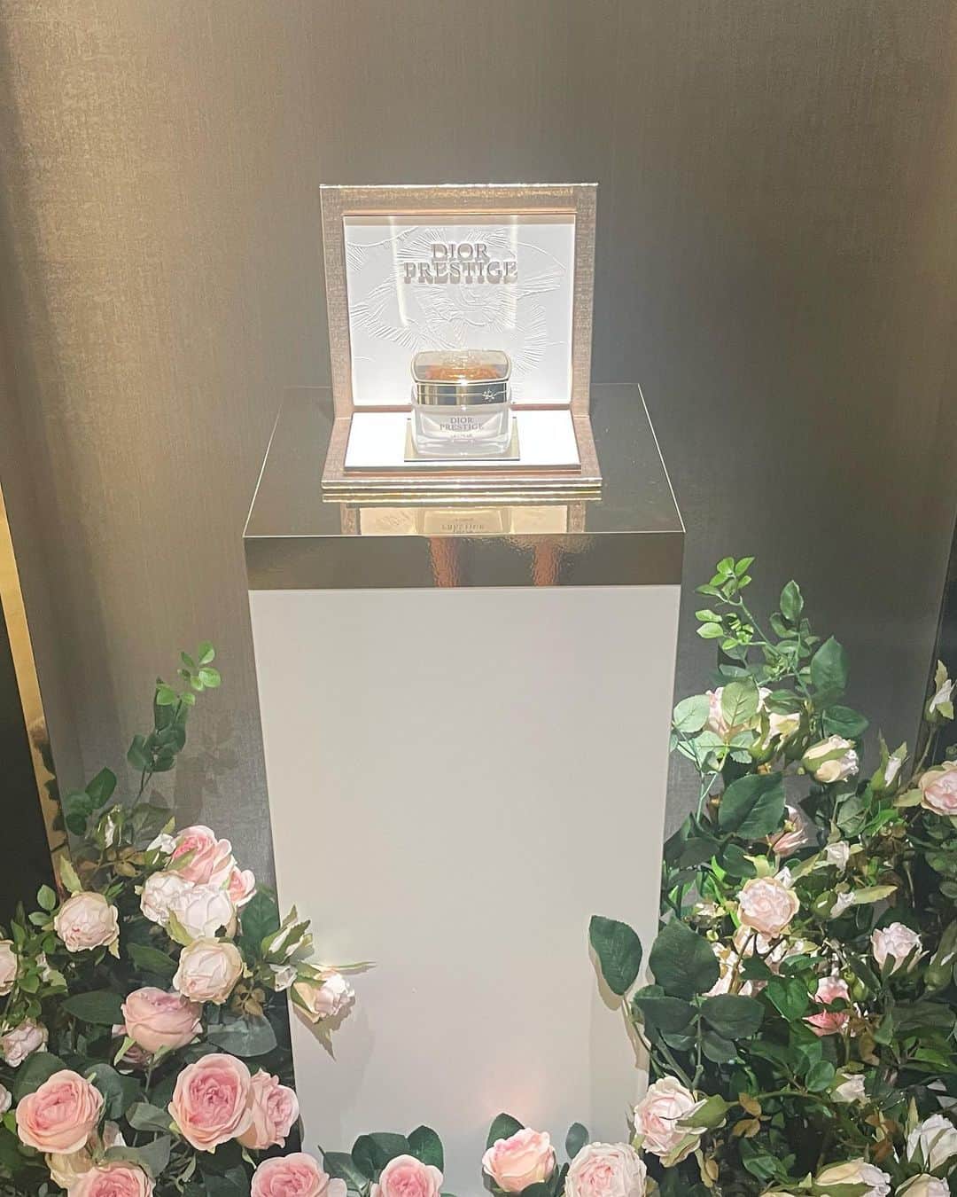 中林美和さんのインスタグラム写真 - (中林美和Instagram)「DIOR PRESTIGE 🥀  早速昨日の夜、 お手入れの最後に使ってみました(7枚目)。 こっくりとしたテクスチャーのクリームが、 お肌を包み込み、上質なものにしてくれる。 なんて贅沢なんでしょう！！ 華やかな気持ちにしてくれるローズの香りが、 お手入れ後の手元からも ふんわり香り、 そのまま心地よい眠りにつけた。 慌ただしくて忘れていたこういう高揚感、 やっぱり大切ですね♡  更なるローズのパワーを秘め7年ぶりにリニューアルした プレステージ ラクレーム Nの発売を記念した 「ディオール プレステージ ザ ローズ ギャラリー」は 原宿jingにて9月4日(日)から９月11日(日)まで開催しています。  @DIORBEAUTY #dior#diorbeauty#therosegallery  #ディオールプレステージ#ザローズギャラリー」9月2日 13時00分 - miwanakabayashi