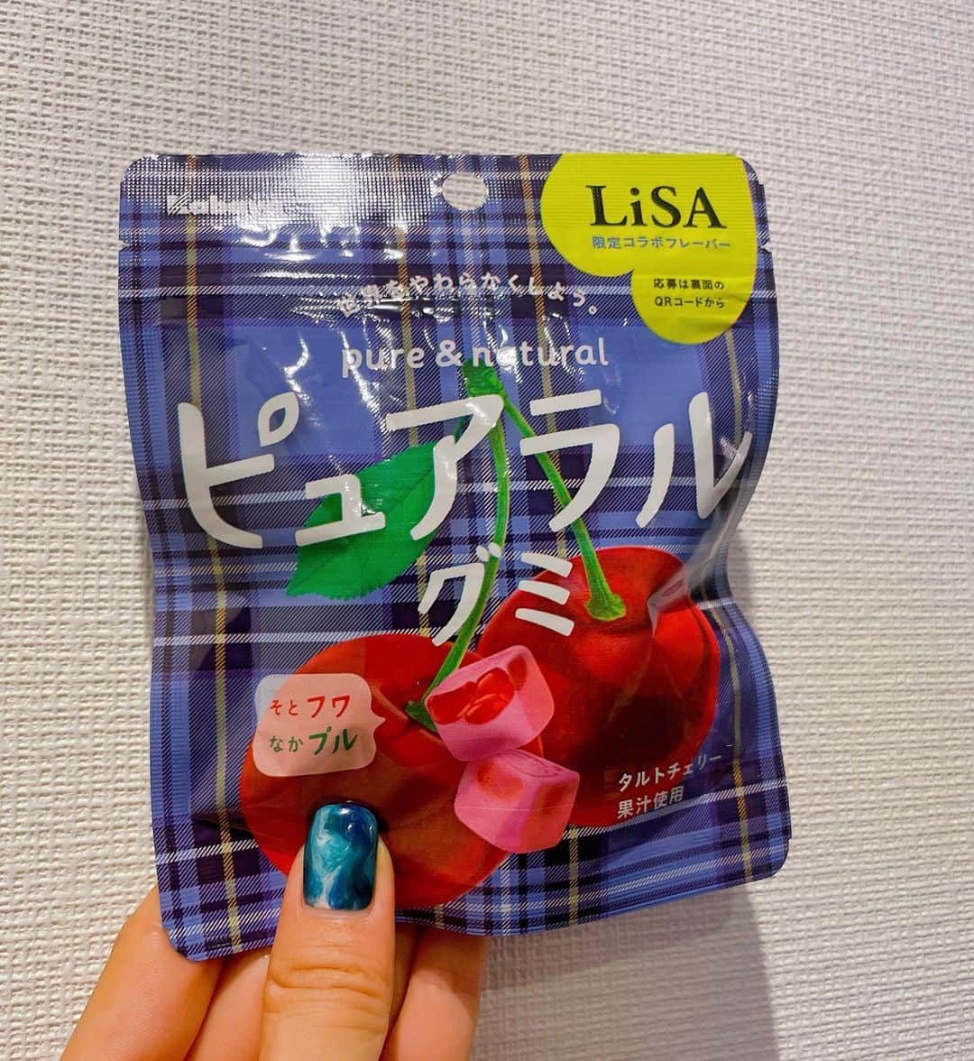 LiSAさんのインスタグラム写真 - (LiSAInstagram)「#ピュアラルグミ × #LiSA 9月6日発売のコラボフレーバーは  🍒タルトチェリー🍒  初めて口にする果実に出会ったような、新しい好きな果実を発見してしまったような、タルトチェリー味🍒 チェック柄のコラボパッケージで発売です🥳❤️💕  是非食べて感想おしえてー！ 9月6日から全国で販売ですっ🥳🍎🍒❤️🍇 #ふわわせ https://www.kabaya.co.jp/catalog/pureral/」9月2日 13時12分 - xlisa_olivex