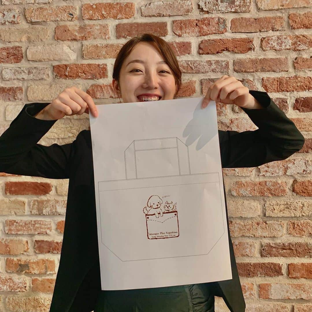 美川愛実さんのインスタグラム写真 - (美川愛実Instagram)「描いてみました😄KTSの日チャリティーバッグ👜  いつもわんちゃん、猫ちゃんの声を担当している番組わんにゃんプラスかごしま。  今月17日と18日、かごしま県民交流センターで開催するKTSの日で、チャリティーバッグを販売します。  一つ1000円（税込）。 売上の一部は鹿児島の動物愛護団体に寄付させていただきます。  普段はなかなかテレビをご覧の皆さんとお会いできる機会がない中、このバッグを通して、みなさんとわんちゃん、猫ちゃんへの思いを共有できたら嬉しいです。  会場中ホールで100個限定販売となります。 当日ブースでお会いでたら嬉しいです！  どうぞよろしくお願い致します✨  現在急ピッチで製作中です。 完成品ができましたらまた発信させてください☺️  #ktsの日 @kts8ch @kts_event」9月2日 15時37分 - aimi.mikawa