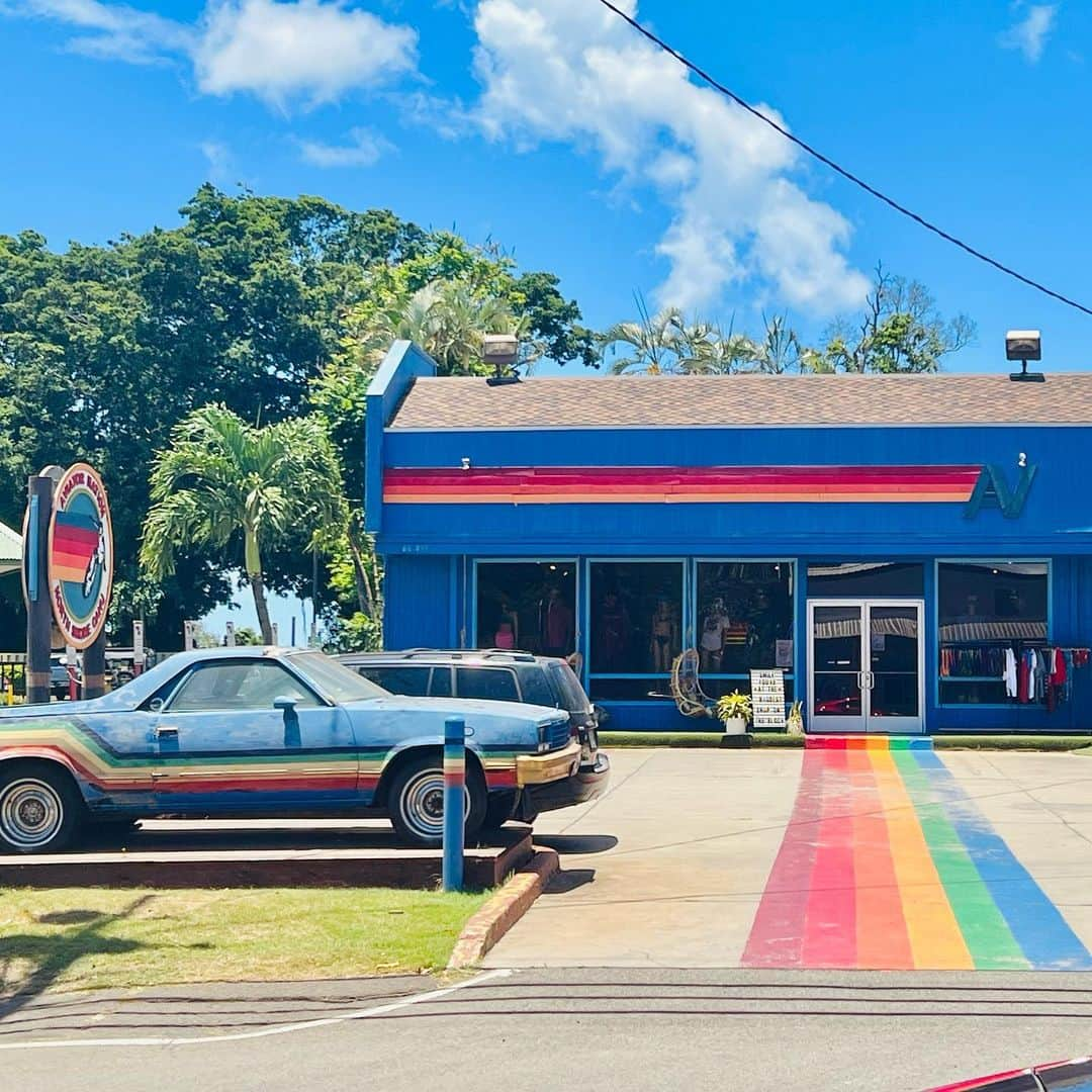 増井湖々さんのインスタグラム写真 - (増井湖々Instagram)「・ ノースショアにあったカラフルなお店🌈 停まっていた車もレインボーにペイントされててかわいかった😚💕  ガーリックシュリンプ🦐で有名なジョバンニの販売カーはサインでいっぱいでした🙌 年に一度、白く塗り直すそうですが、すぐに訪れる人たちのサインで埋め尽くされてしまうそうです🥺  当日も買うまでに長い列ができていました🤗 おいしかった😋 また食べたいです😋  #northshore  #giovannis  #hawaii」9月2日 16時27分 - coco_masui0712