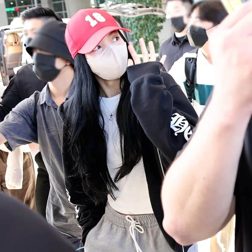 リサさんのインスタグラム写真 - (リサInstagram)「LISA safely arrived in ICN airport after she attended a Japanese Fashion Event in Japan ❣️ . . . #LISA #LALISA #리사 #블랙핑크 #BLACKPINK #LALISAMANOBAN #LALISAMANOBAL #blackpinklisa #lisablackpink」9月2日 16時48分 - lisa.blackpink