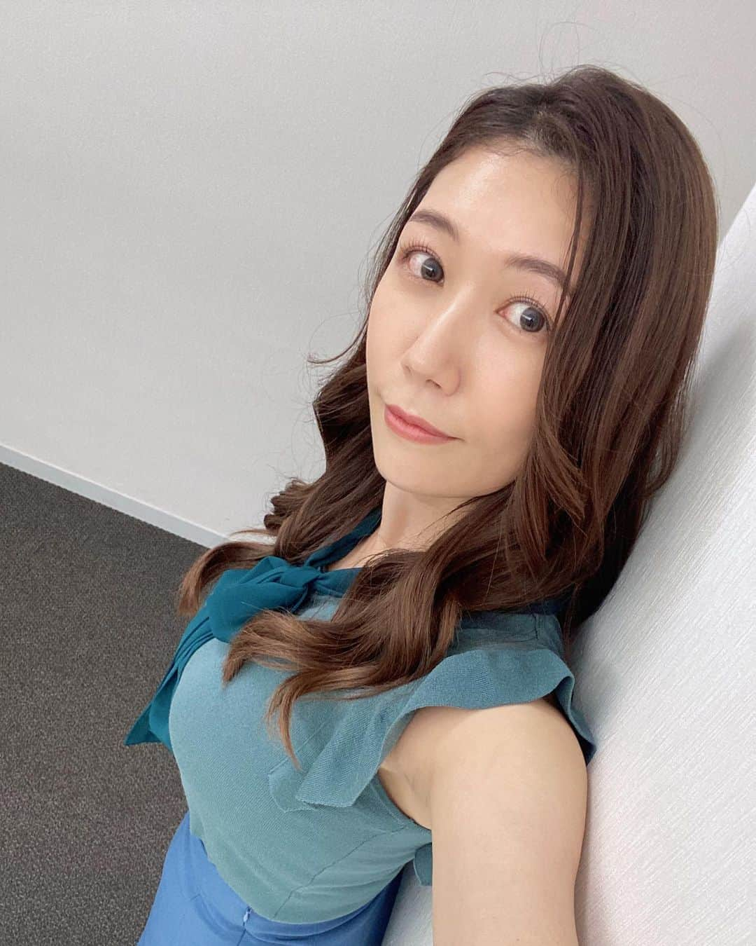 穂川果音さんのインスタグラム写真 - (穂川果音Instagram)「hairstyle  巻き下ろしスタイルだよ〜  #ナチュラルヘア #大人めコーデ #ダウンスタイル　#イヤリング　#ゆる巻きヘア　#アベプラ　#お天気お姉さんコーデ　#大人めヘアアレンジ #ゆる巻き #大人めヘアアレンジ　#hairstyle #hairarrange #earrings」9月2日 17時30分 - hokawakanonn