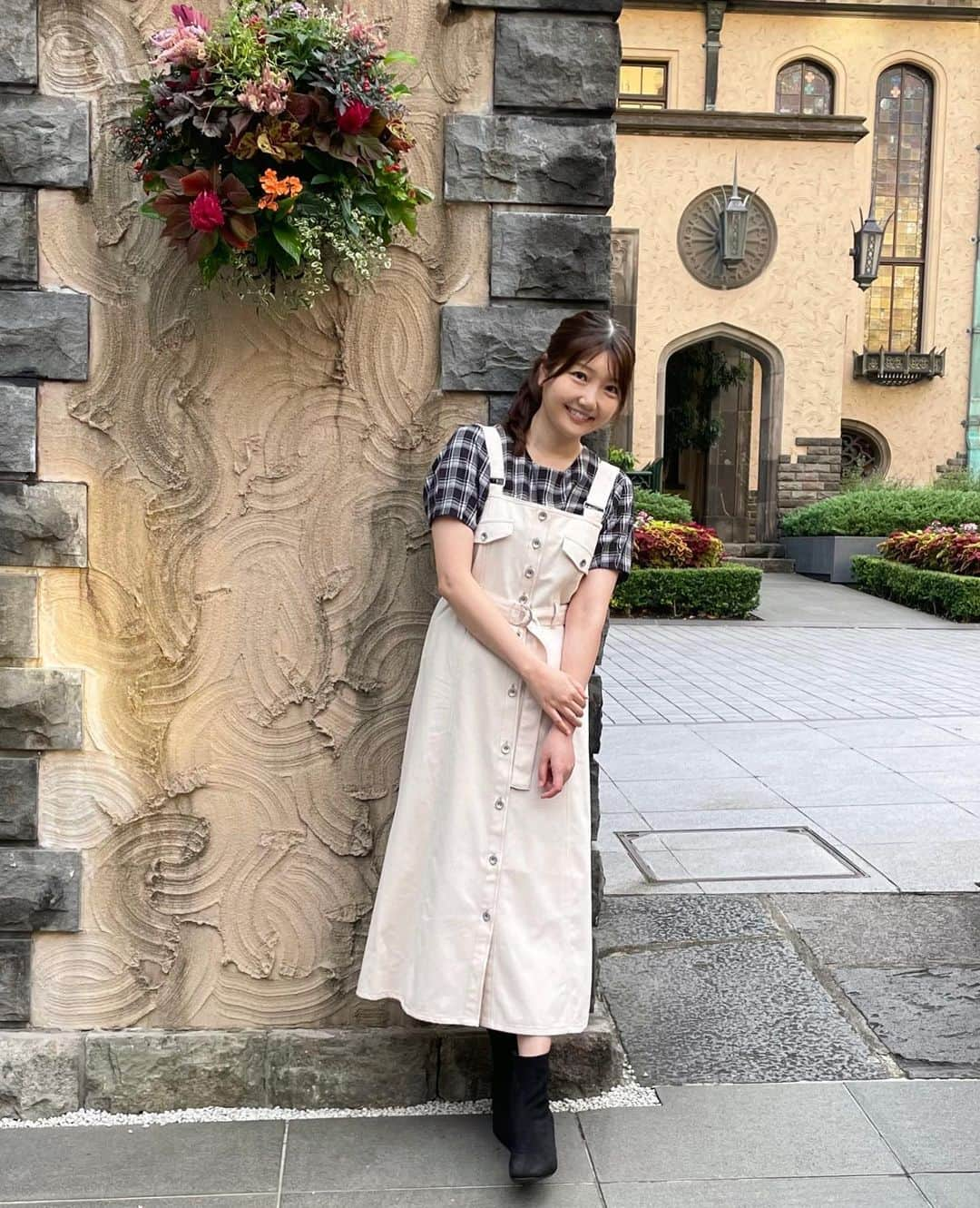 橘珠里さんのインスタグラム写真 - (橘珠里Instagram)「💐🤍💐🤍💐  2枚目は動画です➫ ➫ ➫  最近はまっているジャンパースカート、ホワイトもオーダーしてみました🤍 デニムカラーとはまた雰囲気が変わって、こちらも合わせるアイテムにより色々な印象になるので重宝しています⸝⋆  下にロングスリーブのアイテムを合わせれば、冬まで長く着られるので、これからの季節にあった着回しコーデを考えるも楽しい♡  @tocco_closet のZOZO TOWN限定アイテムです  ちなみに今回合わせたチェックのトップス @tiaclasse_official もZOZOで購入しました  少し秋を先取りしたコーデです🍂  #toccocloset #tocco #zozo #zozotown #zozotown限定 #tiaclasse  #トッコクローゼット #トッコ #166cmコーデ #ジャンパースカート #ジャンパースカートコーデ #ゾゾタウン #ゾゾタウン購入品 #ゾゾタウン限定 #チェックブラウス #チェックシャツ #夏服 #秋服 #夏服コーデ #秋服コーデ #ホワイトジャンパースカート #大人コーデ #大人カジュアル #大人かわいいコーデ #大人可愛いコーデ #ポニーテール #ブーティ #ティアクラッセ #プチプラコーデ #コーデ動画」9月2日 18時55分 - jurinu