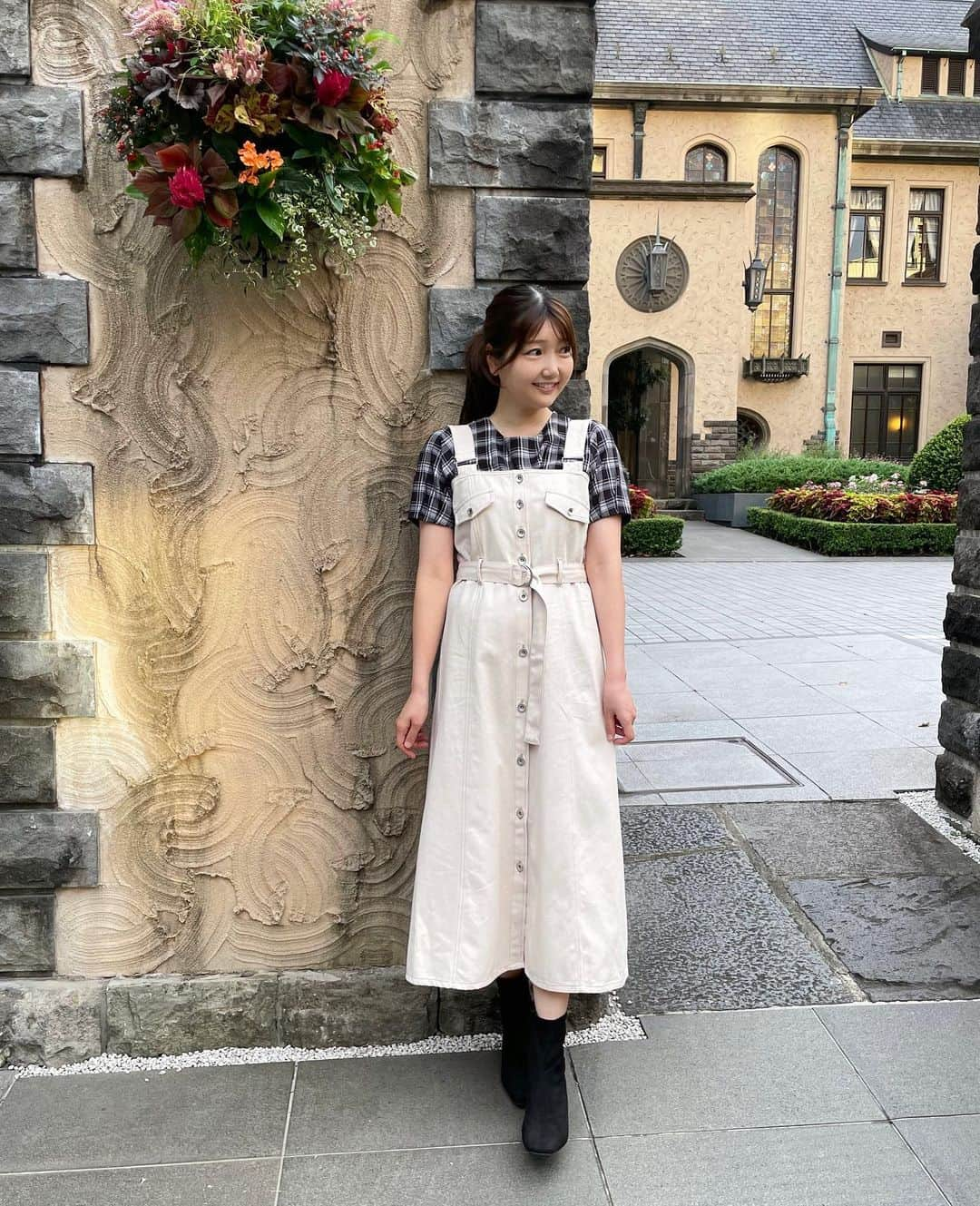 橘珠里さんのインスタグラム写真 - (橘珠里Instagram)「💐🤍💐🤍💐  2枚目は動画です➫ ➫ ➫  最近はまっているジャンパースカート、ホワイトもオーダーしてみました🤍 デニムカラーとはまた雰囲気が変わって、こちらも合わせるアイテムにより色々な印象になるので重宝しています⸝⋆  下にロングスリーブのアイテムを合わせれば、冬まで長く着られるので、これからの季節にあった着回しコーデを考えるも楽しい♡  @tocco_closet のZOZO TOWN限定アイテムです  ちなみに今回合わせたチェックのトップス @tiaclasse_official もZOZOで購入しました  少し秋を先取りしたコーデです🍂  #toccocloset #tocco #zozo #zozotown #zozotown限定 #tiaclasse  #トッコクローゼット #トッコ #166cmコーデ #ジャンパースカート #ジャンパースカートコーデ #ゾゾタウン #ゾゾタウン購入品 #ゾゾタウン限定 #チェックブラウス #チェックシャツ #夏服 #秋服 #夏服コーデ #秋服コーデ #ホワイトジャンパースカート #大人コーデ #大人カジュアル #大人かわいいコーデ #大人可愛いコーデ #ポニーテール #ブーティ #ティアクラッセ #プチプラコーデ #コーデ動画」9月2日 18時55分 - jurinu