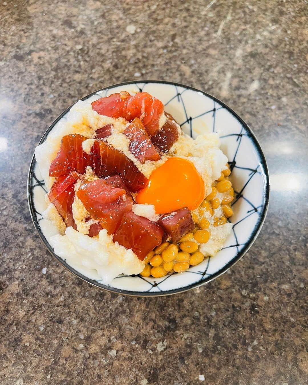 栗原恵さんのインスタグラム写真 - (栗原恵Instagram)「. 今夜ははマグロの漬け丼🐟 卵白泡立てて乗せてみた🥚  簡単な事でいいから 自分の食べる物にほんの少しだけ手を掛けてあげる  これが私の心を整える方法みたい👩🏻‍🍳✨  #めぐご飯🌰」9月2日 19時44分 - megumi_kurihara_official