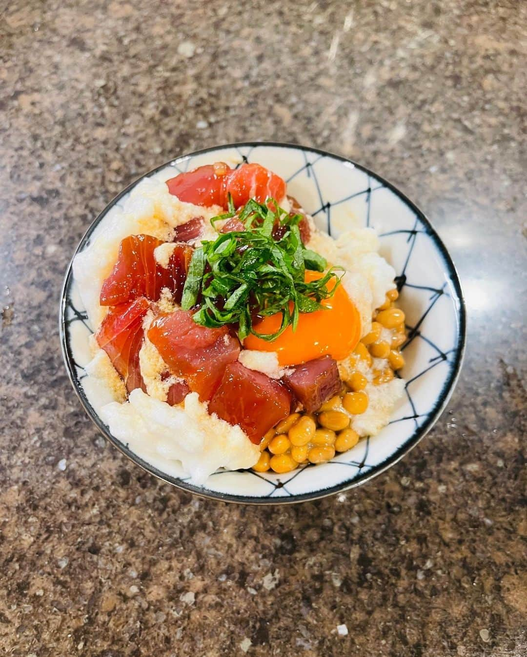 栗原恵さんのインスタグラム写真 - (栗原恵Instagram)「. 今夜ははマグロの漬け丼🐟 卵白泡立てて乗せてみた🥚  簡単な事でいいから 自分の食べる物にほんの少しだけ手を掛けてあげる  これが私の心を整える方法みたい👩🏻‍🍳✨  #めぐご飯🌰」9月2日 19時44分 - megumi_kurihara_official