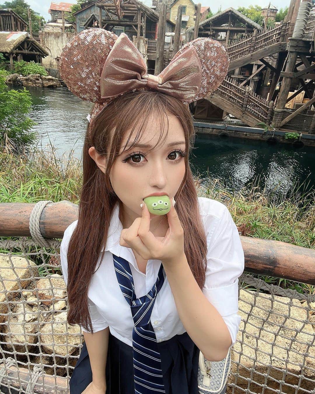 雨宮由乙花さんのインスタグラム写真 - (雨宮由乙花Instagram)「ぱくッッ！！  念願のグリーンマン食べれた🫶🏼  小雨で髪の毛ぱやぱや👸🏼笑 ディズニーたのしすぎた💗 これから数日載せるね🐭🌈  #disneysea #disney  #egg #eggモデル」9月2日 19時55分 - _pinkbunnygirl_