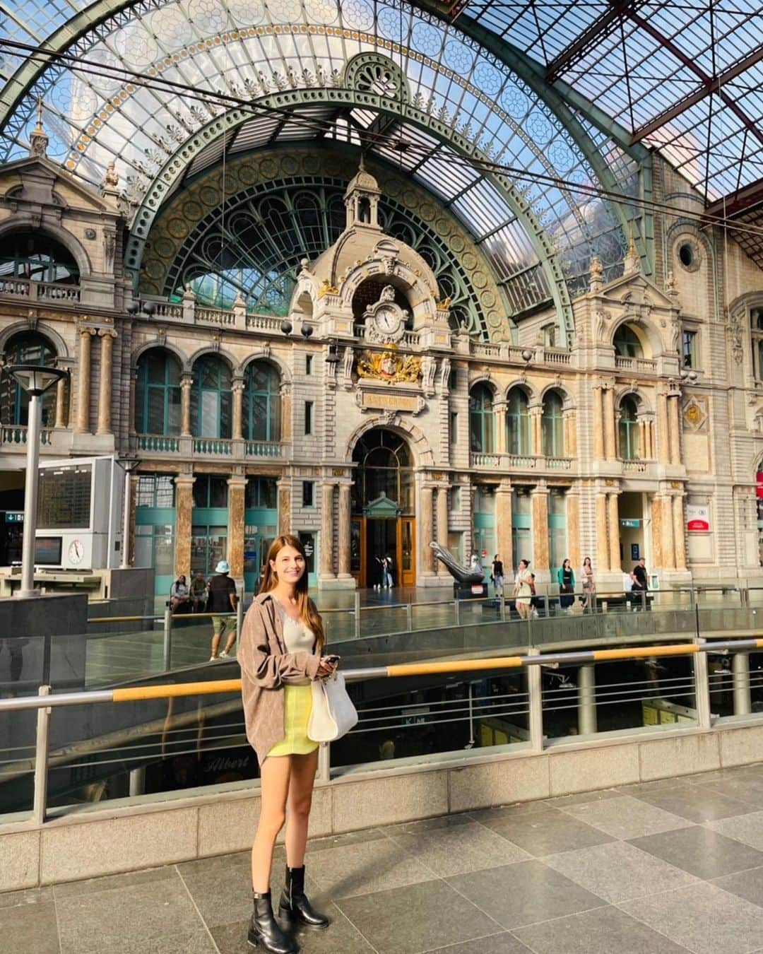 マギーさんのインスタグラム写真 - (マギーInstagram)「📍#brussel ＆ #antwerp  ブリュッセルの街並みが大好きになった、住みたいレベル  電車に乗ってアントワープへ 世界一美しいと言われている駅に降り立ち、 本当に心からのわあって声がでました😳  毎日歩きまくってたから、どれだけ飲んで食べても 太らずに帰ってくることができた✌️笑」9月2日 20時10分 - maggymoon