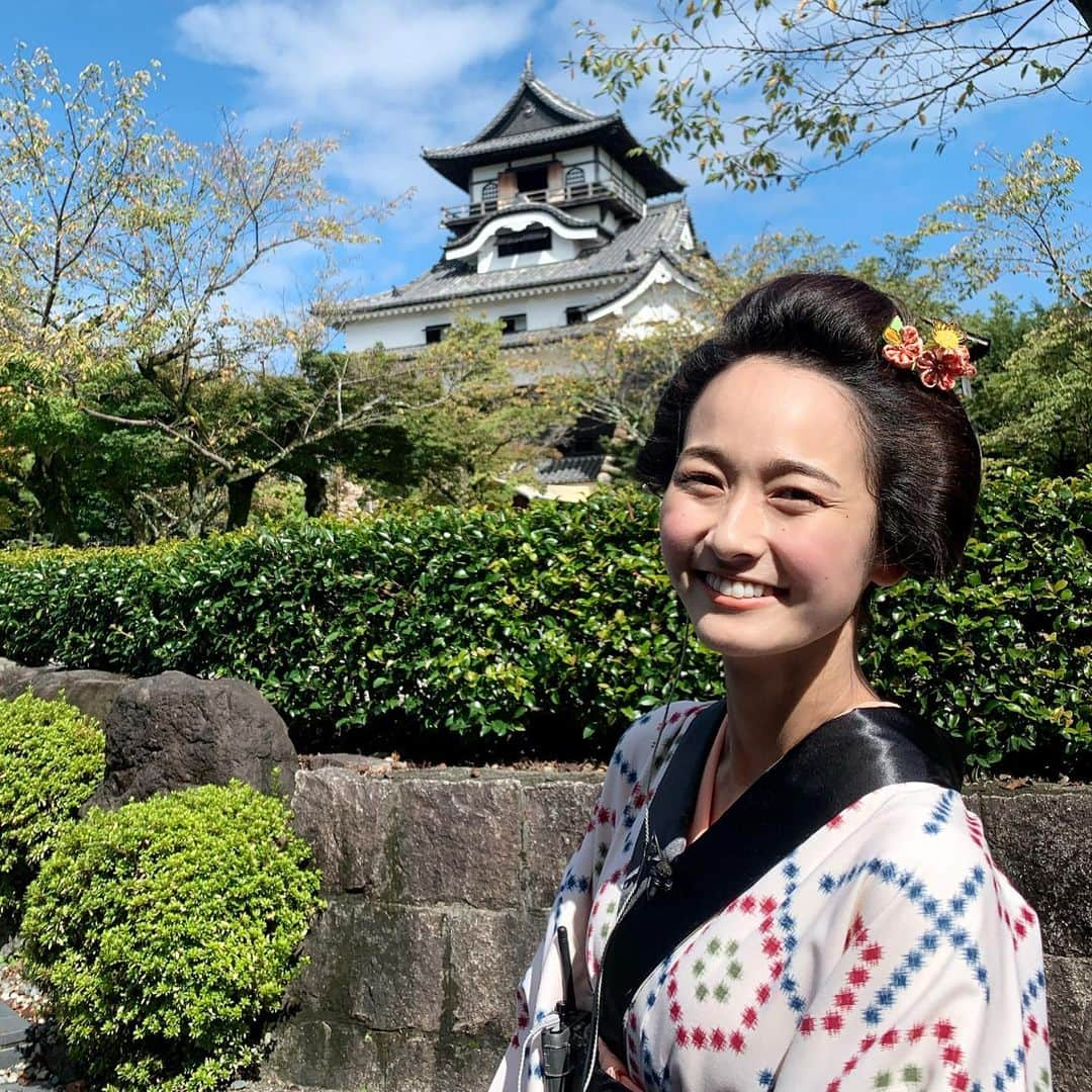 浦口史帆さんのインスタグラム写真 - (浦口史帆Instagram)「犬山で町娘に変身〜🏯👘💓  今日の中継は、 着物をレンタルして、 初秋の犬山城下町を散策🍂  犬山城下町で人気の#串グルメ は、なんと34店舗も!!🍡✨ カラフルなあられを衣にした串カツに、浅漬け、ワッフルなどなど‥‥華やかでバラエティ豊かな串グルメが勢ぞろい😋!!💘  着物レンタルは、一昨日オープンしたばかりの「犬山結衣逸屋」さんで👘✨ 地毛で日本髪を結っていただき、感動しました🥺💕💕 (髪結4400円＋着物レンタル※着付け込み4400円) 美容師歴48年。こういったお店をオープンするのが夢だったそうです🥰素敵🥰❣️  11年前の春、アナウンサーになって初めての取材場所が犬山城だったのですが🌸、 そんな犬山で貴重な思い出がまた１つ増えて嬉しいです☺️💖  #犬山 #犬山城 #🏯 #犬山城下町 #犬山城下町食べ歩き #串グルメ #🍡 #🐶 #着物レンタル #日本髪 #町娘 #和装 #👘 #人力車 #愛知観光  #犬山市観光協会後藤さんとも📸🍡✨」9月2日 20時51分 - uraguchi_shiho