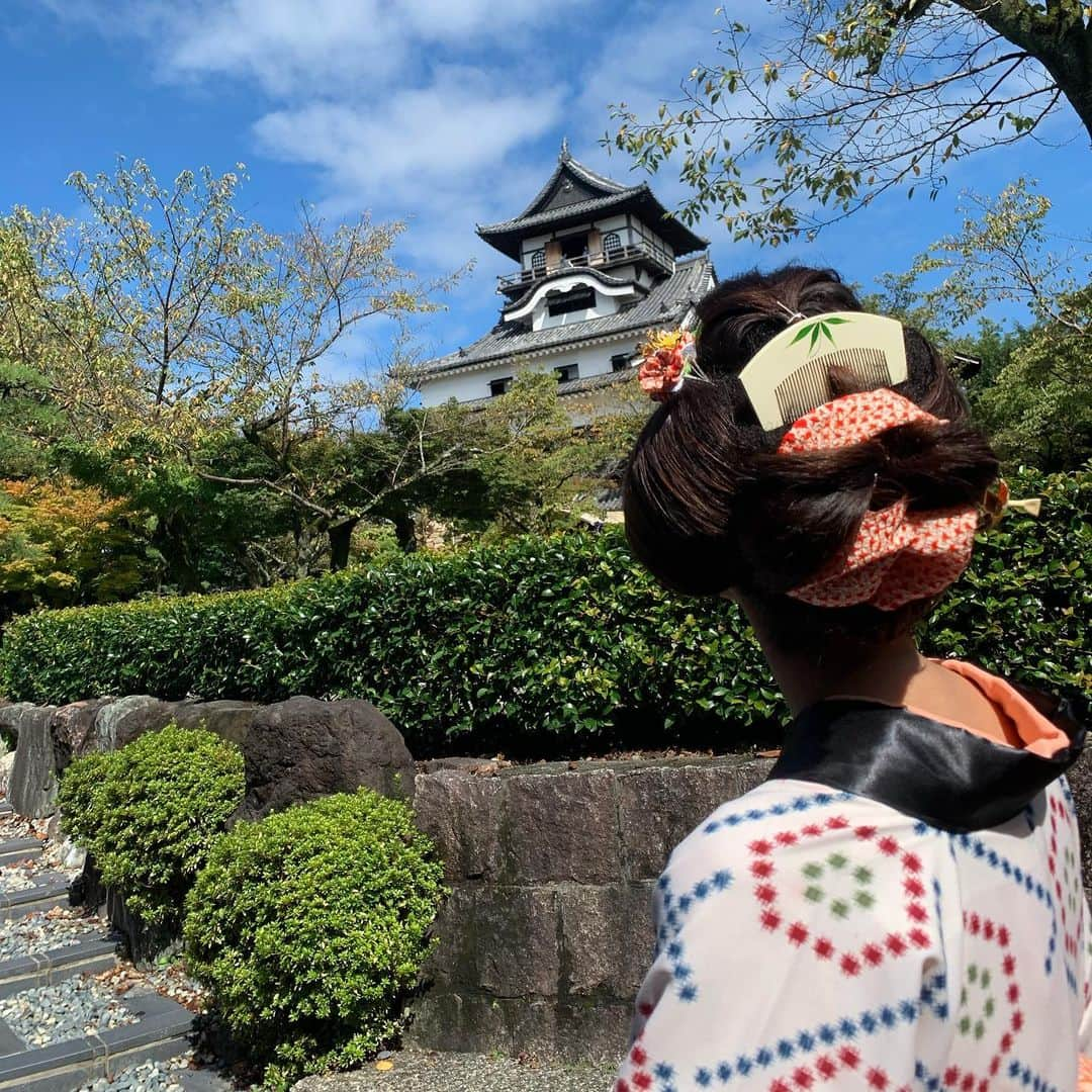 浦口史帆さんのインスタグラム写真 - (浦口史帆Instagram)「犬山で町娘に変身〜🏯👘💓  今日の中継は、 着物をレンタルして、 初秋の犬山城下町を散策🍂  犬山城下町で人気の#串グルメ は、なんと34店舗も!!🍡✨ カラフルなあられを衣にした串カツに、浅漬け、ワッフルなどなど‥‥華やかでバラエティ豊かな串グルメが勢ぞろい😋!!💘  着物レンタルは、一昨日オープンしたばかりの「犬山結衣逸屋」さんで👘✨ 地毛で日本髪を結っていただき、感動しました🥺💕💕 (髪結4400円＋着物レンタル※着付け込み4400円) 美容師歴48年。こういったお店をオープンするのが夢だったそうです🥰素敵🥰❣️  11年前の春、アナウンサーになって初めての取材場所が犬山城だったのですが🌸、 そんな犬山で貴重な思い出がまた１つ増えて嬉しいです☺️💖  #犬山 #犬山城 #🏯 #犬山城下町 #犬山城下町食べ歩き #串グルメ #🍡 #🐶 #着物レンタル #日本髪 #町娘 #和装 #👘 #人力車 #愛知観光  #犬山市観光協会後藤さんとも📸🍡✨」9月2日 20時51分 - uraguchi_shiho