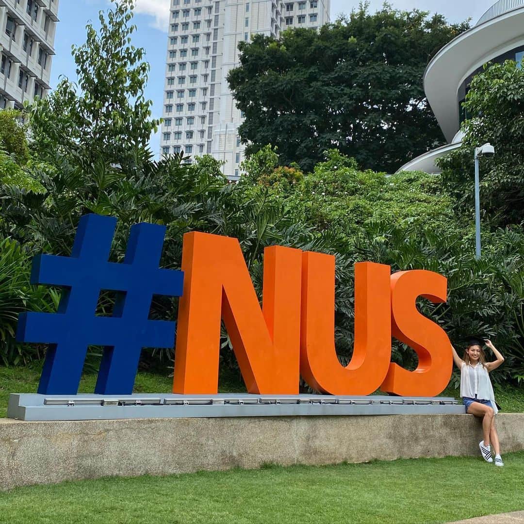 市原彩花さんのインスタグラム写真 - (市原彩花Instagram)「National University of Singapore🏫🎓  少し前にシンガポール国立大学に遊びに行ってきたよ😆 大学の中のフードコートでランチしてお散歩しただけ🤭  噂には聞いてたけど、シンガポール国立大学ってめちゃ頭が良い🙄 アジア1位にもなってるらしい🤯 (世界大学ランキングは11位🇸🇬日本の東大は23位※2022年度)  ここにいる人みんな頭良いんだなぁ〜って眺めてた😳←  学校は広いし綺麗だしレストランもたくさんあって楽しかった😙 オブジェのところには写真用に卒業生が被る帽子置いてあったし🤣 またお散歩行きたいな😚  #nus#シンガポール国立大学#singapore#シンガポール#singapura#海外生活#海外旅行#海外移住#シンガポール生活#シンガポール在住#싱가포르#新加坡 #あーちゃんシンガポール」9月2日 20時55分 - ayaka_ichihara