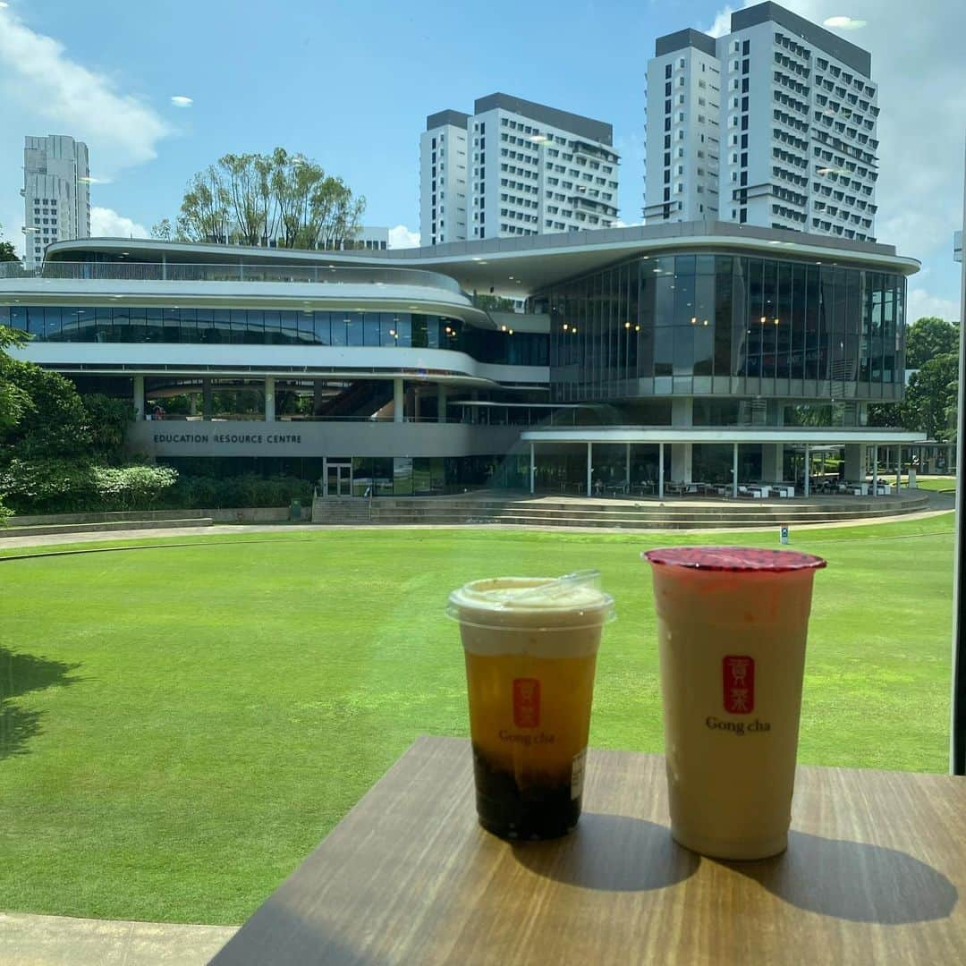 市原彩花さんのインスタグラム写真 - (市原彩花Instagram)「National University of Singapore🏫🎓  少し前にシンガポール国立大学に遊びに行ってきたよ😆 大学の中のフードコートでランチしてお散歩しただけ🤭  噂には聞いてたけど、シンガポール国立大学ってめちゃ頭が良い🙄 アジア1位にもなってるらしい🤯 (世界大学ランキングは11位🇸🇬日本の東大は23位※2022年度)  ここにいる人みんな頭良いんだなぁ〜って眺めてた😳←  学校は広いし綺麗だしレストランもたくさんあって楽しかった😙 オブジェのところには写真用に卒業生が被る帽子置いてあったし🤣 またお散歩行きたいな😚  #nus#シンガポール国立大学#singapore#シンガポール#singapura#海外生活#海外旅行#海外移住#シンガポール生活#シンガポール在住#싱가포르#新加坡 #あーちゃんシンガポール」9月2日 20時55分 - ayaka_ichihara