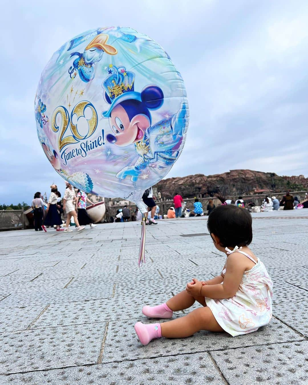 野田彩加さんのインスタグラム写真 - (野田彩加Instagram)「ランドの翌日はシー🌋💙🧞‍♂️ はじめての タートルトークでは教えてないのに、うぉー🙌の時の両手あげるのやったり、拍手したりしてて感激して泣きそうになりました🤣❤️💕  プルートにも会えたよ🧡 自分からバイバイするのに、ちょっとビビってるとこ🤣🤣  どんどん楽しめるようになってて嬉しいなぁ☺️💕 #birthday #1stbirthday #birthdaydisney #disneysea #ディズニーシー　#タートルトーク #風船　#子連れディズニー」9月2日 21時05分 - aya.205