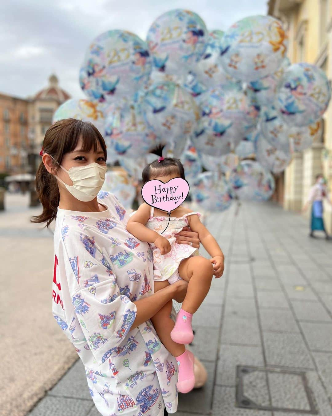 野田彩加さんのインスタグラム写真 - (野田彩加Instagram)「ランドの翌日はシー🌋💙🧞‍♂️ はじめての タートルトークでは教えてないのに、うぉー🙌の時の両手あげるのやったり、拍手したりしてて感激して泣きそうになりました🤣❤️💕  プルートにも会えたよ🧡 自分からバイバイするのに、ちょっとビビってるとこ🤣🤣  どんどん楽しめるようになってて嬉しいなぁ☺️💕 #birthday #1stbirthday #birthdaydisney #disneysea #ディズニーシー　#タートルトーク #風船　#子連れディズニー」9月2日 21時05分 - aya.205