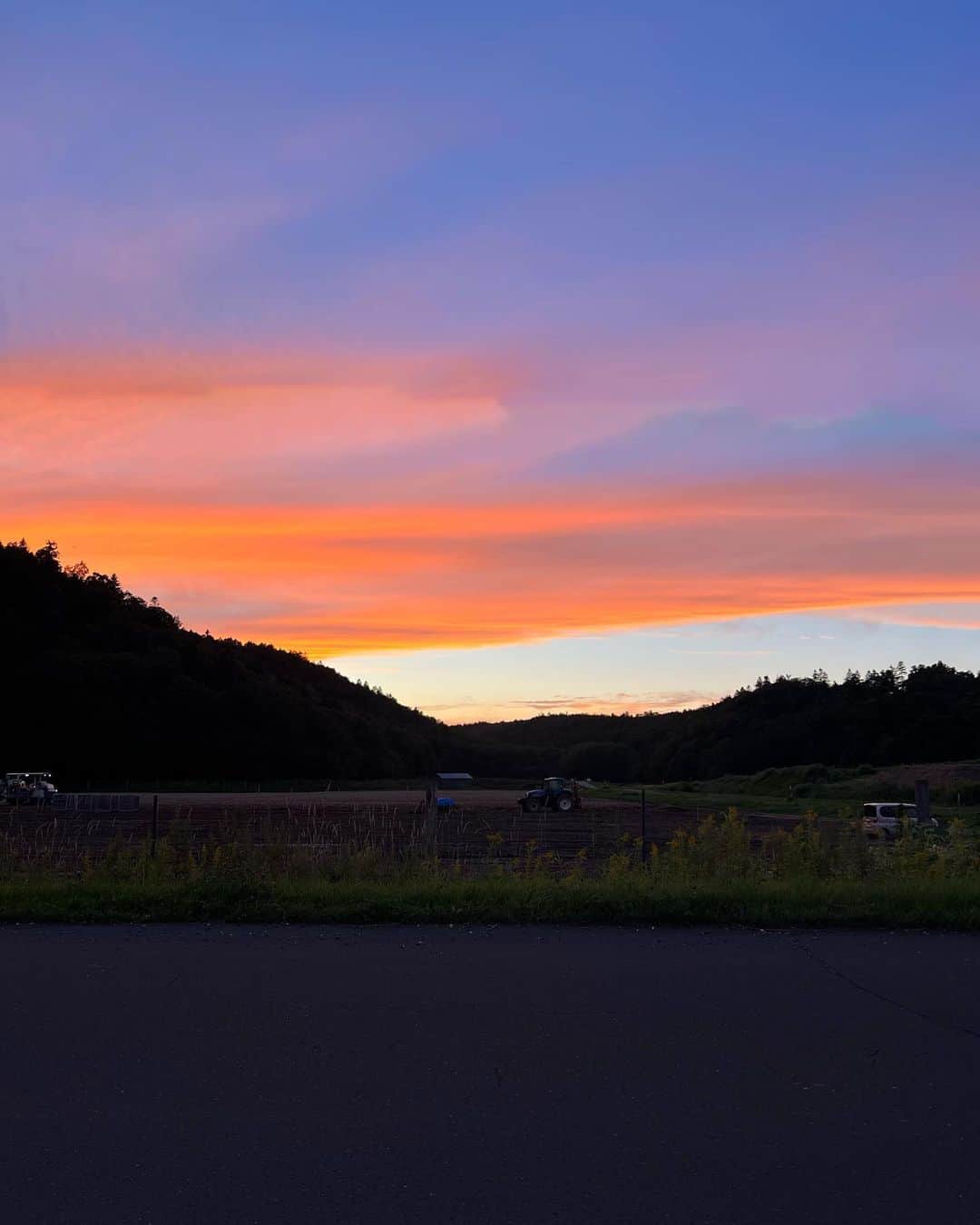 松本恵奈さんのインスタグラム写真 - (松本恵奈Instagram)「今日は富良野に行ってきました⚪️帰り道、夕日で洋服が染まるくらい一面オレンジ色ですごく綺麗でした🌄この景色もずっと忘れないだろうな。素敵な一日でした。 #北海道 #家族旅行 #思い出 #夕日」9月2日 21時51分 - ena1123