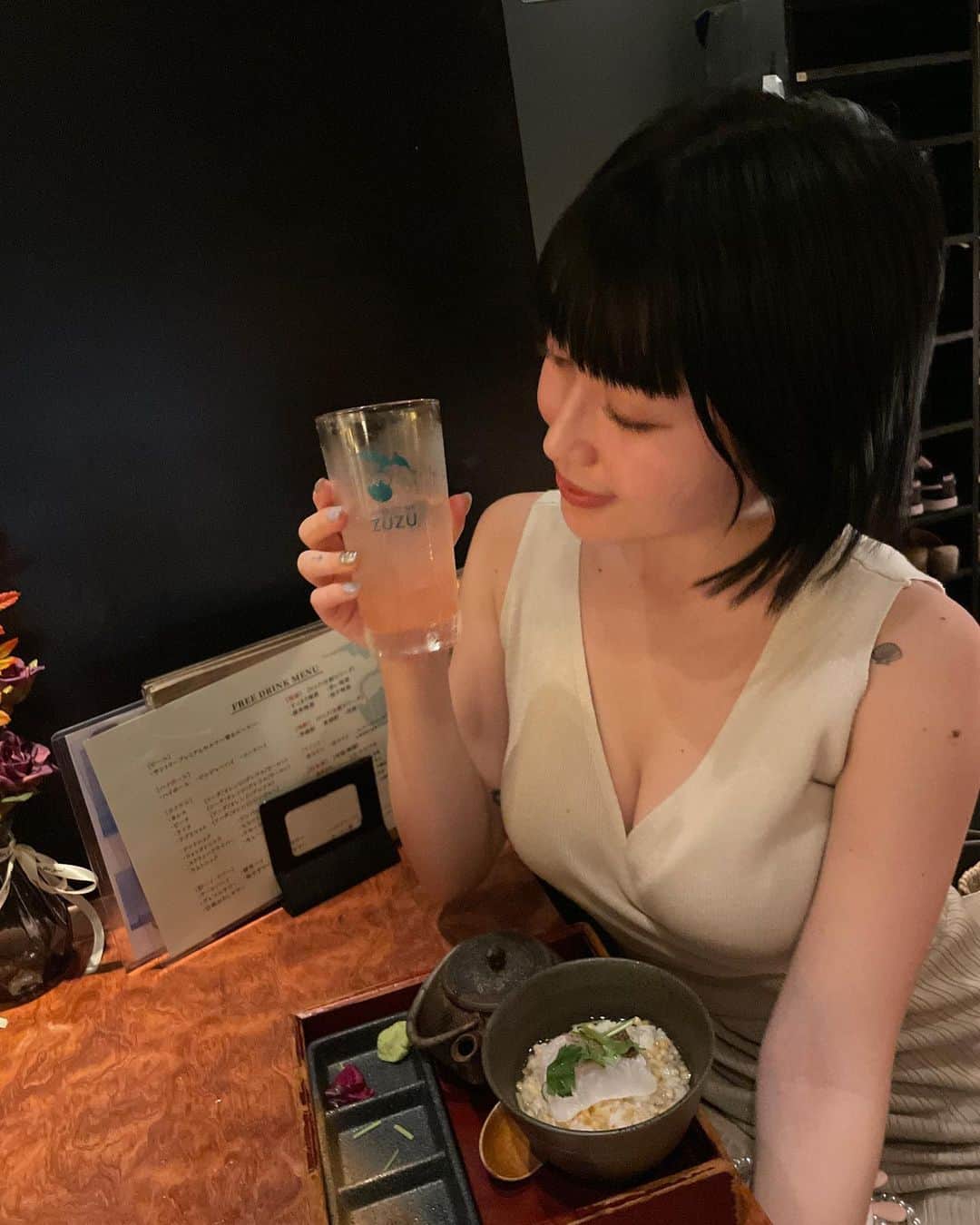 柚月瀬那さんのインスタグラム写真 - (柚月瀬那Instagram)「新宿の隠れ家バーで夜ご飯食べました😆 お茶漬け子供の頃から大好きやからほんまに、幸せやった🤭 お茶漬けバーを考えた #お茶づけバーzuzu ( @ochazukebar_zuzu )さん天才なり🫶🏻 あと、桃のサワーも美味しくていい感じのほろ酔いなれました🥰 新宿普段行く機会ないけど、こちら食べるために行くこと増えそう🤭  #新宿グルメ #新宿居酒屋 #新宿デート #新宿バー #新宿 #お茶漬け専門店 #食べて飲んで締めでお茶漬け  #pr #ad」9月2日 21時53分 - iam13dearu