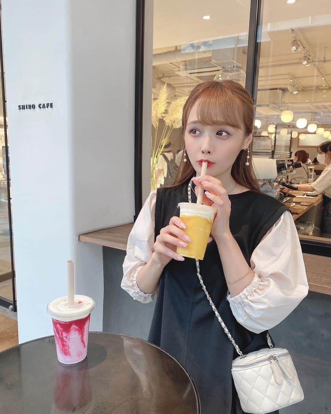 計良日向子（ひなひ）さんのインスタグラム写真 - (計良日向子（ひなひ）Instagram)「. . 自由ヶ丘のSHIRO CAFEで ドリンク買って休憩したよ🥤🍓 スムージーおいしかった🥺 裏に可愛いメッセージまで🐩💕 . . . @classicalelf_official の ドッキングワンピース着たよ♡ 異素材使いが上級者見えの ワンピース👗🤍 カジュアルになりすぎなくて 程よくきちんと感が出せる🙆‍♀️ (160 Mサイズ ブラック着用) . . . 9月になったのでお洋服も 秋ぽくだんだんチェンジしていく❕ 着たい秋服たくさんある🥺💕 . . .  #クラシカルエルフ #classicalelf #エルフコーデ #タイアップ #uniqlo #gu #zara #ユニクロ #ジーユー #ザラ #ワンピース #ワンピースコーデ #デザインワンピース #プチプラコーデ #秋コーデ #今日のコーデ #自由ヶ丘カフェ #東京カフェ」9月2日 21時57分 - kerahinako1105