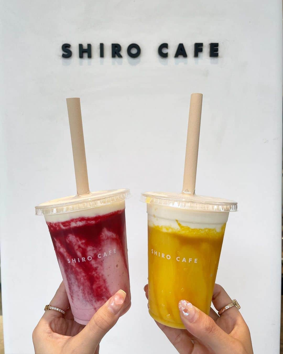 計良日向子（ひなひ）さんのインスタグラム写真 - (計良日向子（ひなひ）Instagram)「. . 自由ヶ丘のSHIRO CAFEで ドリンク買って休憩したよ🥤🍓 スムージーおいしかった🥺 裏に可愛いメッセージまで🐩💕 . . . @classicalelf_official の ドッキングワンピース着たよ♡ 異素材使いが上級者見えの ワンピース👗🤍 カジュアルになりすぎなくて 程よくきちんと感が出せる🙆‍♀️ (160 Mサイズ ブラック着用) . . . 9月になったのでお洋服も 秋ぽくだんだんチェンジしていく❕ 着たい秋服たくさんある🥺💕 . . .  #クラシカルエルフ #classicalelf #エルフコーデ #タイアップ #uniqlo #gu #zara #ユニクロ #ジーユー #ザラ #ワンピース #ワンピースコーデ #デザインワンピース #プチプラコーデ #秋コーデ #今日のコーデ #自由ヶ丘カフェ #東京カフェ」9月2日 21時57分 - kerahinako1105