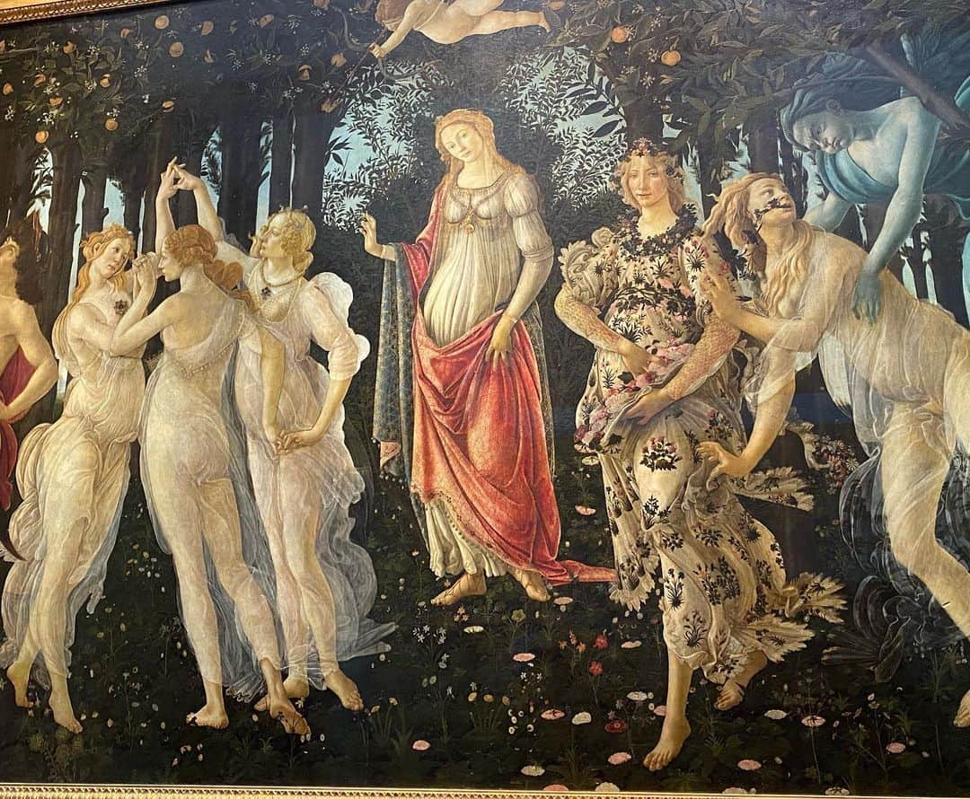 山賀琴子さんのインスタグラム写真 - (山賀琴子Instagram)「📍 Galleria degli Uffizi  美術の知識はほぼないので、 毎回オーディオガイドを握りしめている、琴子です。  ルネサンス期の絵画の宝庫！ メディチ家の美術コレクションが 収蔵されているウフィツィ美術館へ！  ボッティチェリ 「ヴィーナス誕生」の素晴らしさはもちろん、 「春(プリマヴェーラ)」が個人的には好きだった💐  画面下には200種類もの花が描かれているとか！ 近くでよくよく見ると、本当に色々なお花が描かれている…！  絵画のストーリーを知ることで より鑑賞が面白くなるなぁと実感しながら、 気がつけば4時間が経っていた！  その後の予定もあったので切り上げたけどまた行きたい。 次はもっとゆっくり、丁寧に見たい！  ということで またフィレンツェに来ることが決定しました😉  あと、天井画も美しくて圧巻でした❣️  #uffizi」9月2日 22時48分 - kotokoyamaga